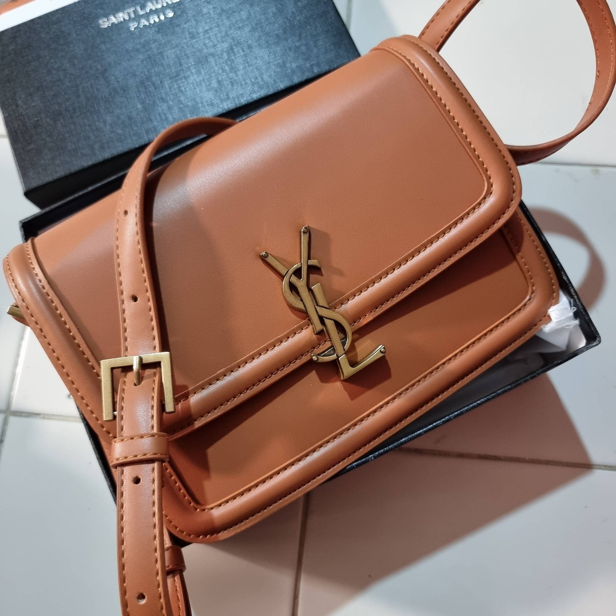 YSL SOLFERINO SATCHEL LEATHER / Yves Saint laurent crossbody bag กระเป๋าสะพายข้าง โลโก้โดดเด่น ดีเทลดูแพงด้วยตัวล็อค ใช้งานง่าย แน่นหนา วัสดุหนังแท้เต็มใบ ภายในเป็นช่องโล่ง ใส่ของสำคัญได้เลยสบายๆ สายสะพายครอส ปรับใช้ได้ตามตัว ใบจริงสวยคม ราคาสุดคุ้มพร้อม 