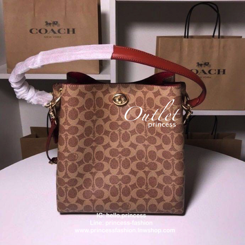 Coach Signature Canvas Print Charlie Bucket Bag New Item in outlet store!! กระเป๋าทรงขนมจีบสวย โดดเด่นด้วยลาย signature สามารถสะพายเป็น crossbody ได้ โดยสายสามารถปรับระดับได้ ภายในมีช่องใหญ่ 2 ช่อง เปิด เปิดปิดด้วยกระดุมแม่เหล็ก ภายในกว้าง กระเป๋าขนาดใหญ่