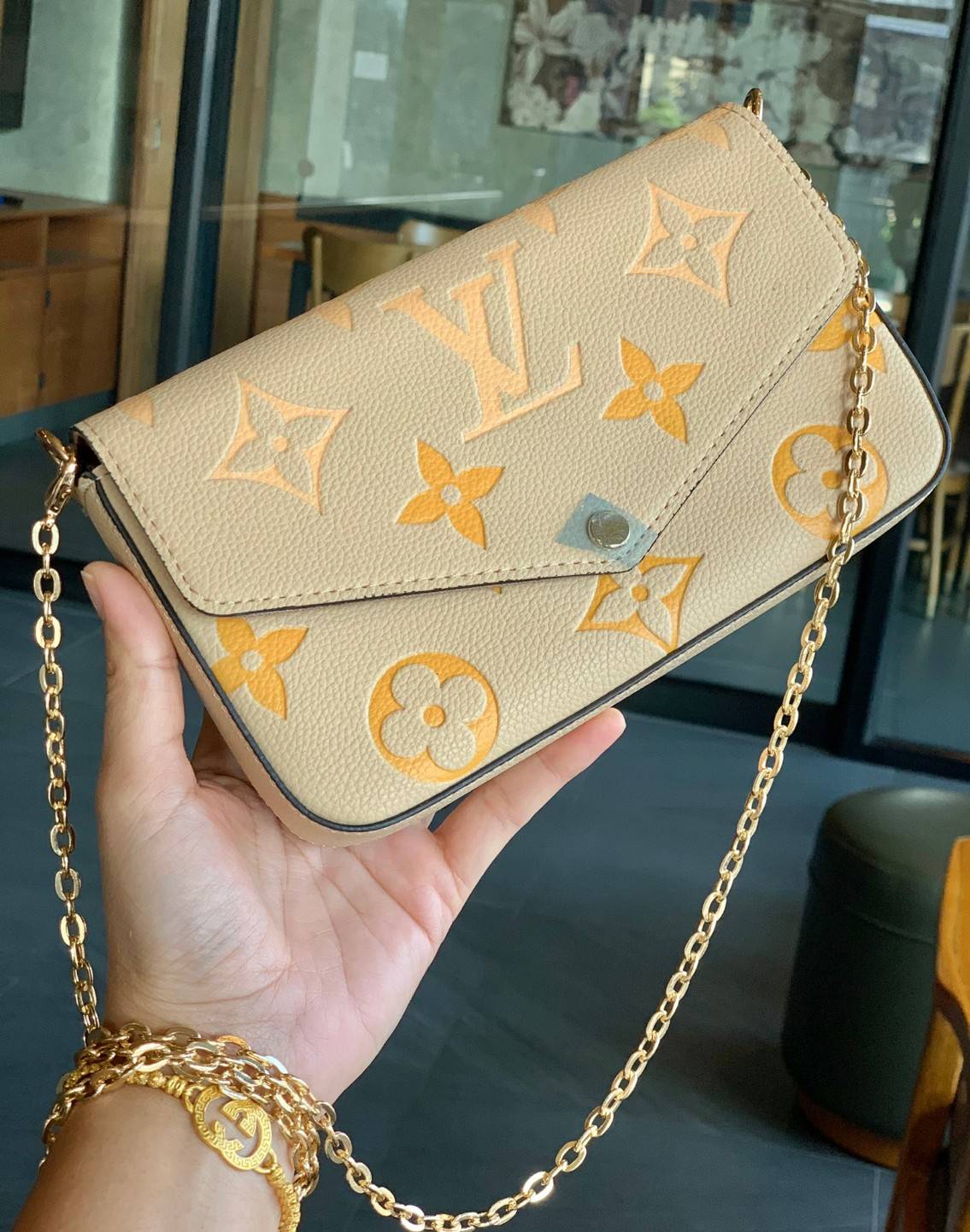 VIP 】Louis Vuitton Pochette Felicie ใบจริงหนังสวยมากๆค่า! ✔️กระเป๋าแบบคลัท มีสายสะพายโซ่มาให้ด้วยค่ะ ✔️หนังแกะสังเคราะห์อย่างดี ลายหนังสวย ปั้มลายแบรนด์ทั้งใบ ✔️รุ่นนี้มาพร้อมกระเป๋าเล็ก สำหรับใส่บัตรได้1ใบ//ใส่ธนบัตรแบบมีซิปรูดอีก1ใบ