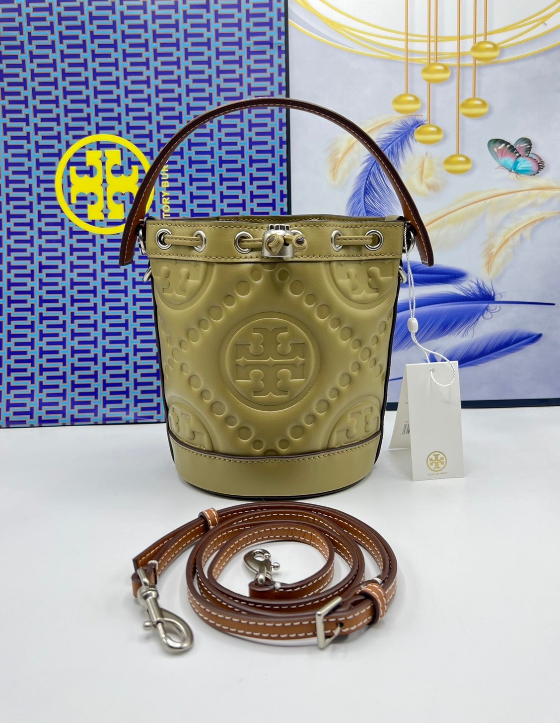 6 สี Tory Burch Puffy Mini / Tory burch T Monogram Puffy Patent Mini Bucket Bag / Tory Bucket Bag กระเป๋าบัคเกต size เล็ก โดดเด่นด้วยโลโก้ตัวนูนปั๊มด้านหน้า