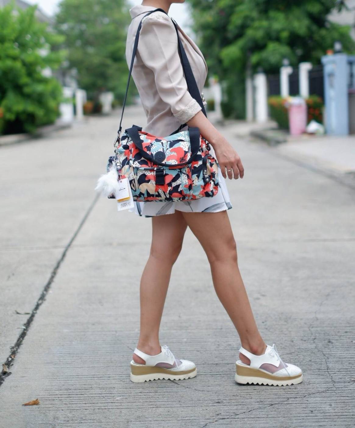 KIpling Felix Large Handbag Bag กระเป๋าถือหรือสะพายสไตล์ลำลองวัสดุ Nylon + Polyester 100% น้ำหนักเบามีหูหิ้วเเละสายสะพายยาวเลื่อนปรับระดับได้ถอดได้ เปิดปิดด้วยซิปสะดวกใช้ โลโก้เเบรนด์ มีช่องแบ่งถึง3ช่องเเยกเป็นสัดส่วน ด้านหน้าและด้านหลังมีช่องใส่ของเปิดปิ