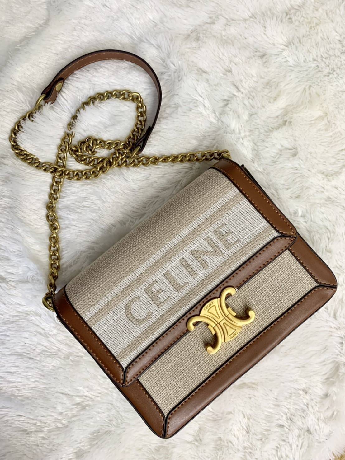 CELINE TRIOMPHE BAG VIP GIFT WITH PURCHASE (GWP) พรีเมี่ยมกิ๊ฟ Limited Edition จาก CELINE PERFUME DUTYFREE COUNTER วัสดุ Textile Canvas & CalfSkin ดีไซน์ทรงสี่เหลี่ยมผืนผ้า อะไหล่ทอง ด้านหน้าปักโลโก้แบรนด์เด่นชัด ด้านหลังมีช่องสำหรับใส่ของอีก 1 ช่อง สายสะ
