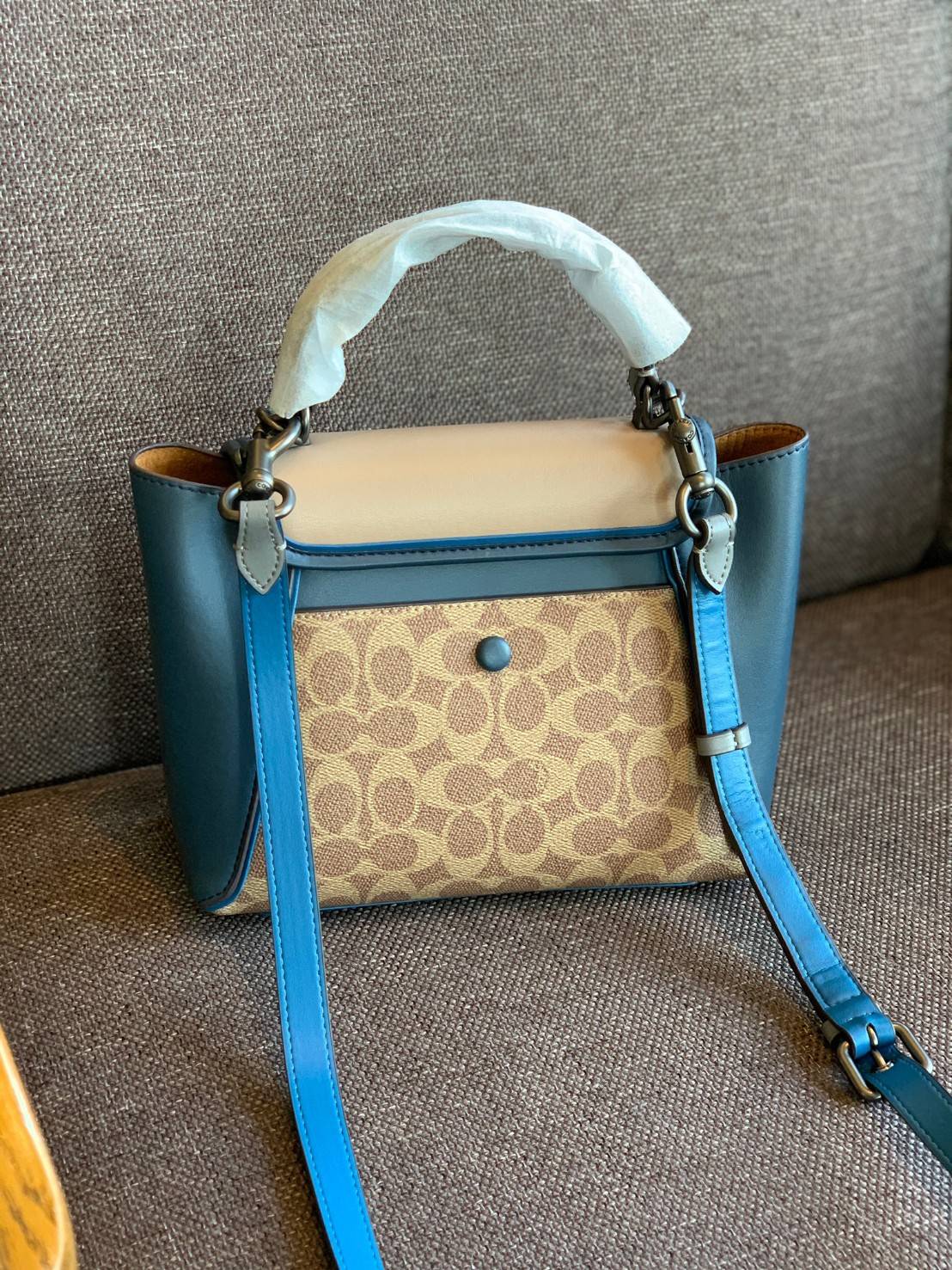 COACH COURIER CARRYALL 23 IN COLORBLOCK SIGNATURE CANVAS พร้อมส่ง 7 แบบ พร้อมส่ง ลุคดูไฮสุดๆค่ะ! กระเป๋าสะพายหนังหรูหราและคลาสสิค หนังแท้ชั้นดีที่สุด น้ำหนักเบา หนังสวยมากก สัมผัสแล้วหลงรักแน่นอนจ้าา😘