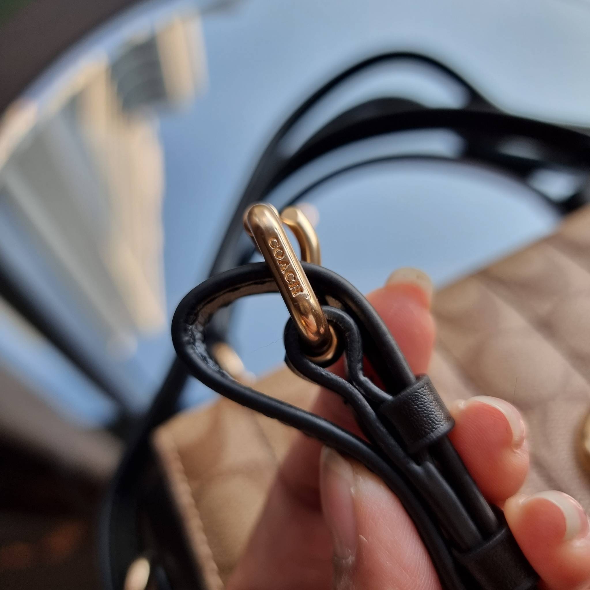 OUTLET 】COACH C5645 MARLIE TOP HANDLE SATCHEL IN SIGNATURE CANVAS WITH QUILTING ดีไซน์ใหม่ กระเป๋าถือ/สะพายข้าง ออกแบบมาไม่เหมือนใคร โดดเด่นด้วยการเย็บบุหนัง โชว์ดีเทลลายเส้น ตกแต่งโลโก้ด้านข้างอะไหล่ทอง วัสดุหนังแคนวาสสลับหนังแท้ เปิด-ปิดด้วยตัวล็อคแน่นห