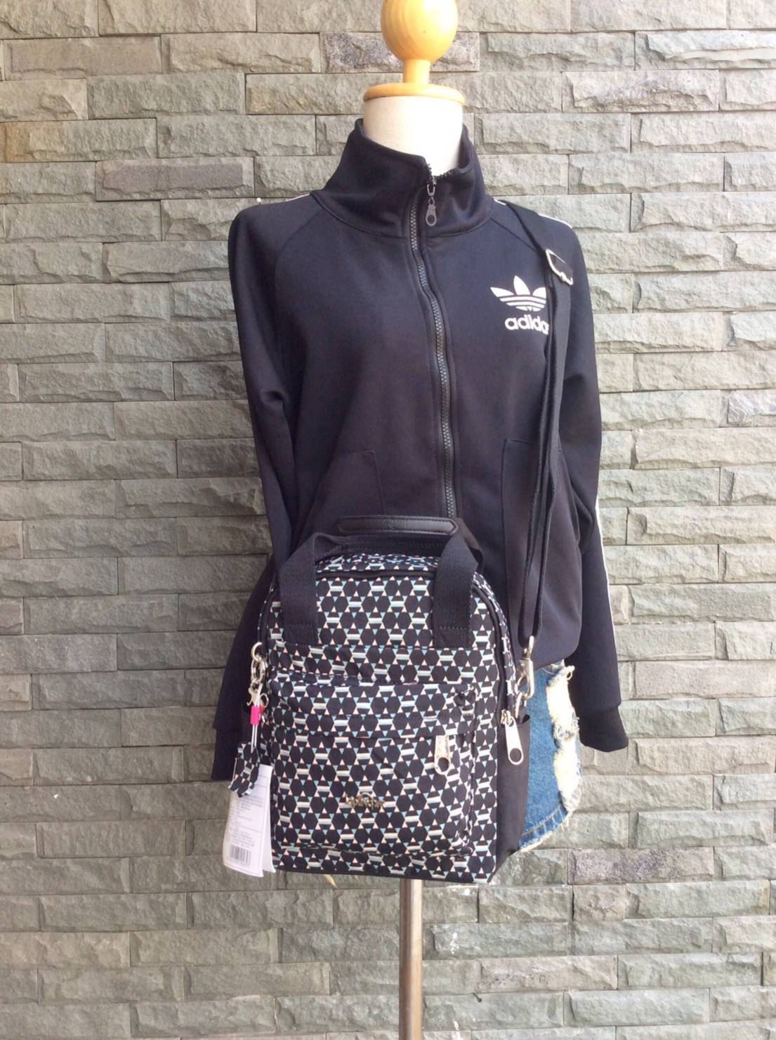 Kipling Mini Backpack 2017 k12688 small flower printed มีพวงกุญแจ Promptpay , พวงกุญแจลิง ,พวงกุญแจอะไหล่ สัญญาลักษณ์ แบรนด์ --------- กระเป๋าขนาดมินิ สามารถใช้งานได้ 3 แบบ : เป็นสะพายหลังได้ / สะพายข้างได้ / มีหูหิ้วถือได้ มีหลายลายให้เลือก ลายสวยน่ารัก 