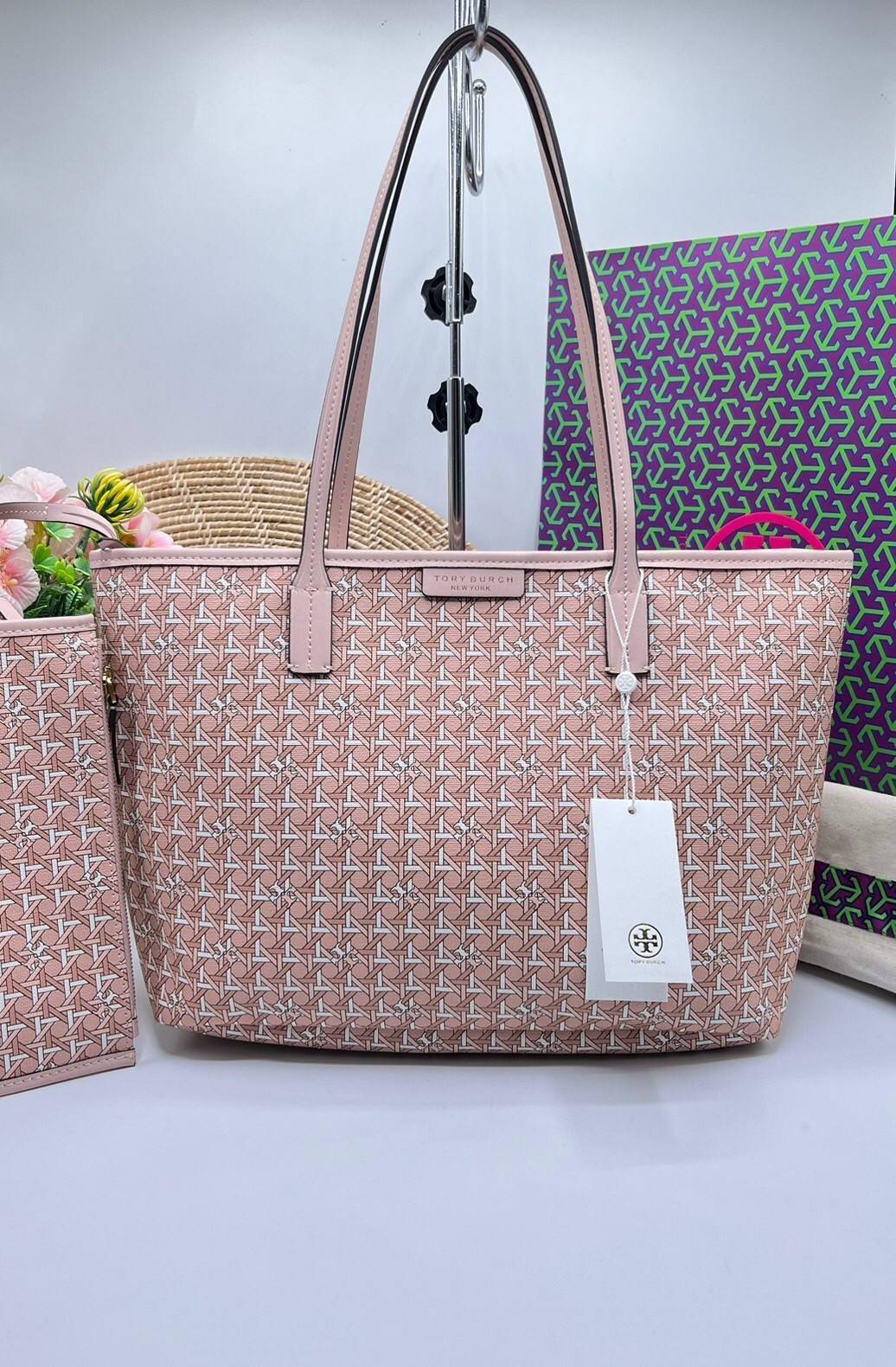 Tory Burch Ever Ready Zip Tote Small Coated Canvas / Tory Burch Geo Logo Tote กระเป๋าโท้ท พิมพ์ลายด้วยลวดลายสานตะกร้าอันเป็นเอกลักษณ์ของแบรนด์ ซึ่งได้แรงบันดาลใจจากความหลงใหลในงานจักสานของผู้ก่อตั้ง