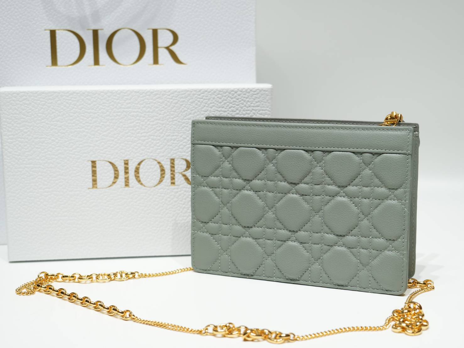 Caro Every Dior Pouch / Dior Clutch Bag Cloud Supple Cannage Leather กระเป๋าทรงคลัชพอช หนังแท้ ทรงเสนห์ผสมผสานดีไซน์ทันสมัยและใช้งานง่ายได้จริงหลายโอกาส เกรดท็อปออริ เทียบแท้ 1:1 ใช้งานต่างประเทศ