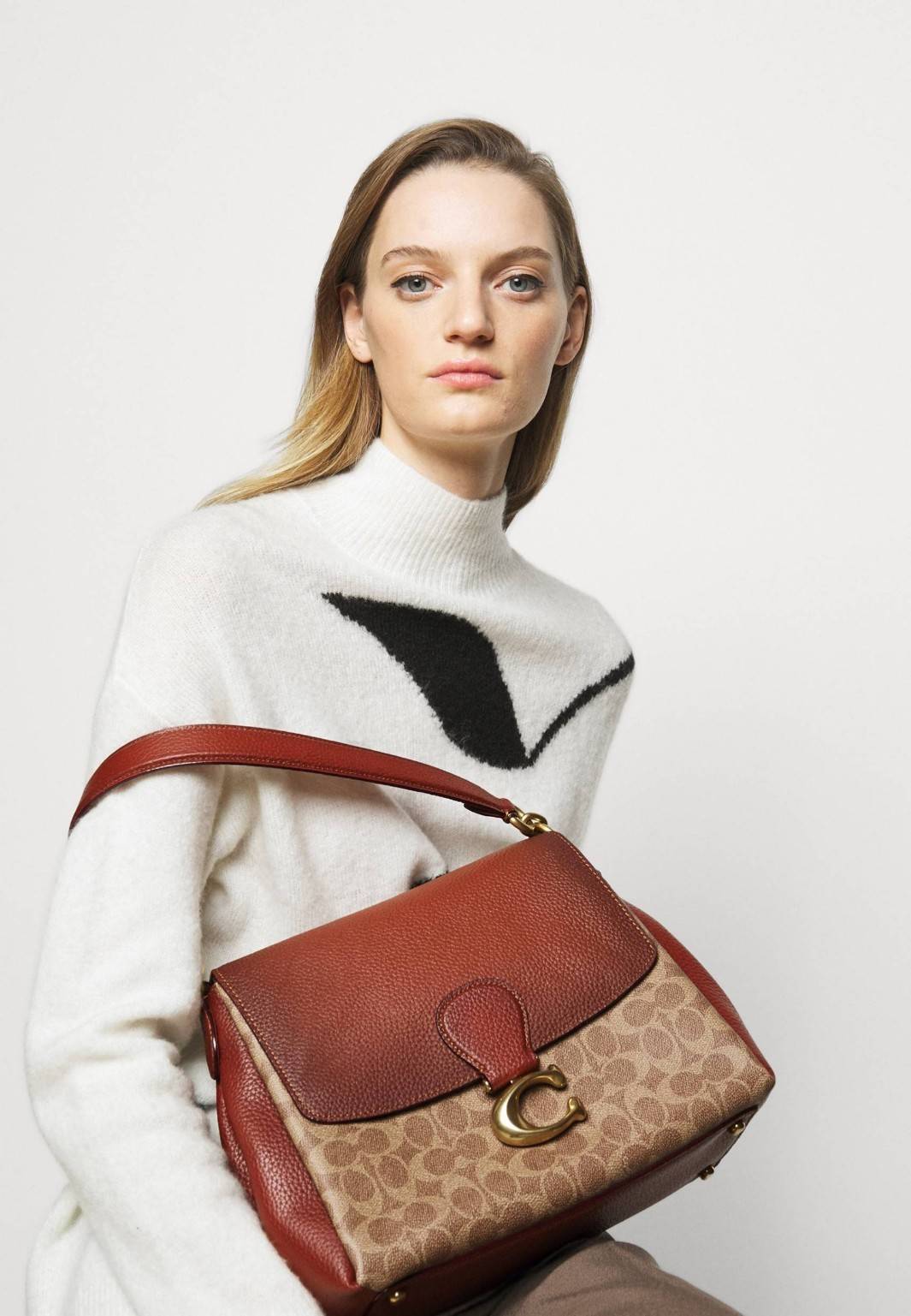 COACH Coated Canvas Signature May Shoulder Bag พร้อมส่งที่ไทย คัดงานคุณภาพ จัดเต็มมาให้ต่อนรับปีใหม่นี้ค่าา ✔️กระเป๋าหิ้ว//คล้องไหล่//สะพายข้างได้ ใบใหญ่ สุดคุ้ม! ✔️หนังแท้ชั้นดีที่สุด หนังหนานิ่ม รู้สึกได้ตอนสัมผัสค่ะ สวยมากๆ ✔️ด้านห