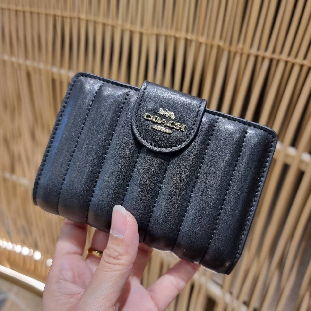 COACH C3454 MEDIUM CORNER ZIP WALLET ความหรูที่ซื้อได้!! กระเป๋าสตางค์ดีไซน์ใหม่ล่าสุด ออกแบบมาหรูดูดี ดีเทลลูกเล่นบุหนัง nappa นิ่มขึ้นเงาสวยมากๆ เปิด-ปิดใช้งานง่าย มีช่องซิปแยก มีช่องใส่บัตร ใส่ธนบัตรได้ทุกชนิด สะดวกใช้จริงๆใบนี้ สาวๆได้ไปใช้แล้วไม่อยาก