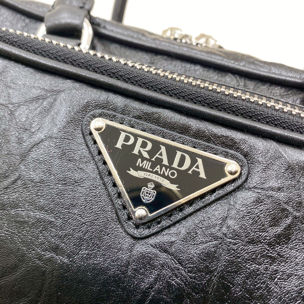 ORI หนังแท้ | Prada Antique nappa leather multi-pocket top-handle bag กระเป๋าสะพายทรง keepall มีช่องซิปด้านหน้าพร้อมหูจับ งานหนังยับดีไซน์เอฟเฟกต์เท็กซ์เจอร์ที่มีเสน่ห์สไตล์วินเทจ