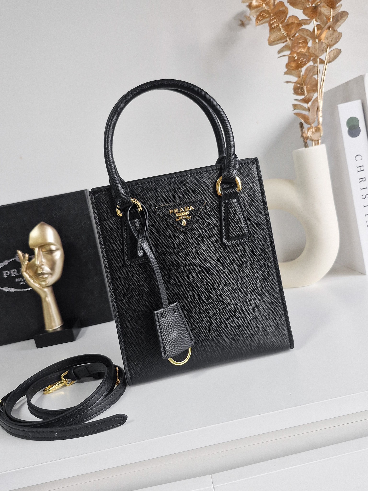 PRADA Saffiano 2WAY Logo Handbags รุ่นใหม่พร้อมส่ง กระเป๋าตั้งอยู่ทรงสวย กันน้ำ ด้านหน้าประดับโลโก้แบรนด์ อะไหล่ทอง สวยหรูเว่อร์วัง