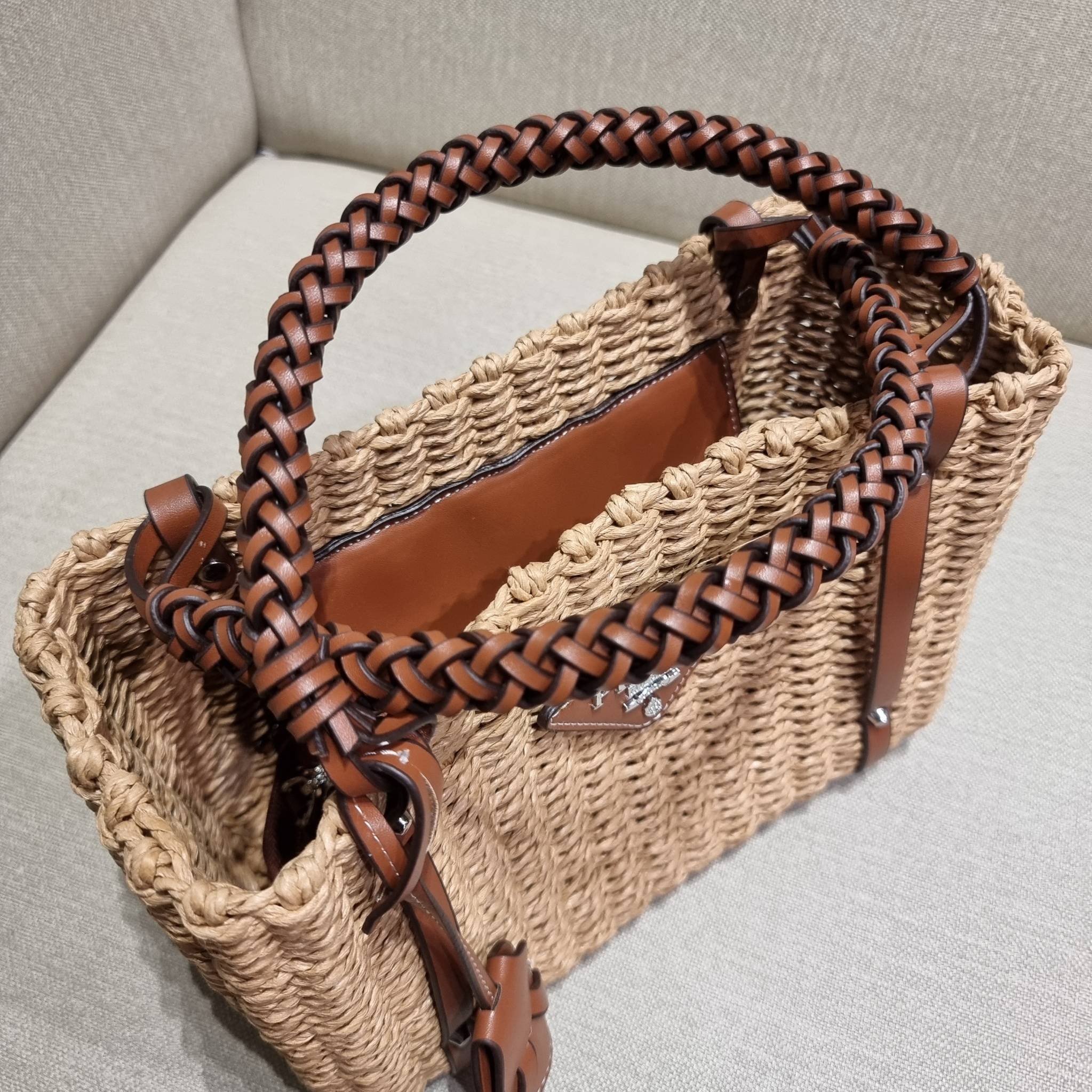 PRADA CORN HUSK AND LEATHER TOTE ธรรมชาติเป็นหนึ่ง!! กับอีกไอเท็มรักษ์โลก ด้วยดีไซน์ล้ำทันสมัย ผสานกับวัสดุจากธรรมชาติ ออกมาเป็นลายสานที่สวยหรู ไม่กระด้าง กระเป๋าทรงโท้ท ขนาดกำลังสวย มาพร้อมหูจับในตัว มีซิปรูปเปิด-ปิดที่ปากกระเป๋า ภายในโล่งกว้าง ใส่ของได้