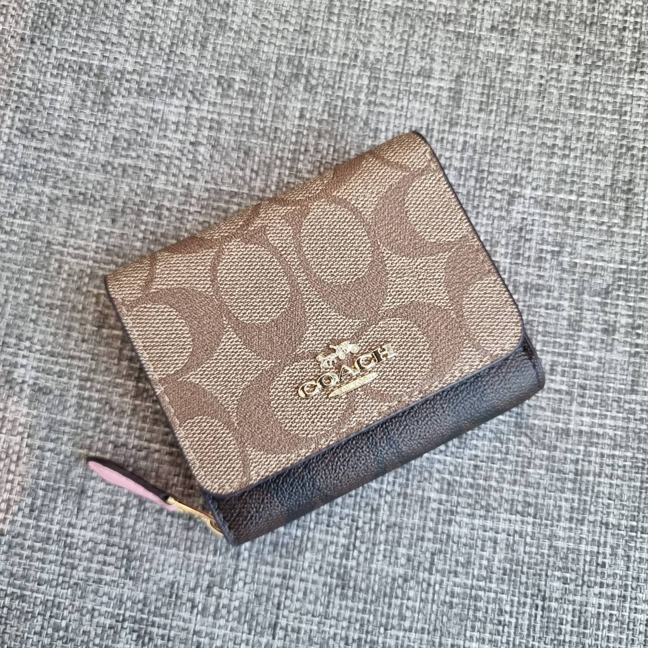 OUTLET 】COACH F41302 SMALL TRIFOLD WALLET IN SIGNATURE CANVAS สวยคลาสสิค พกพาง่าย ใบเล็กน่ารักน่าใช้ ต้องยกให้ใบนี้จ้า 💗💋 ตอบโจทย์คนชอบพกน้อยที่สุด!! กระเป๋าสตางค์ใบสั้นหนังแคนวาสเคลือบคุณภาพดี ภายในเป็นหนังแท้ ใส่บัตร ใส่ธนบัตรได้ทุกชนิด 