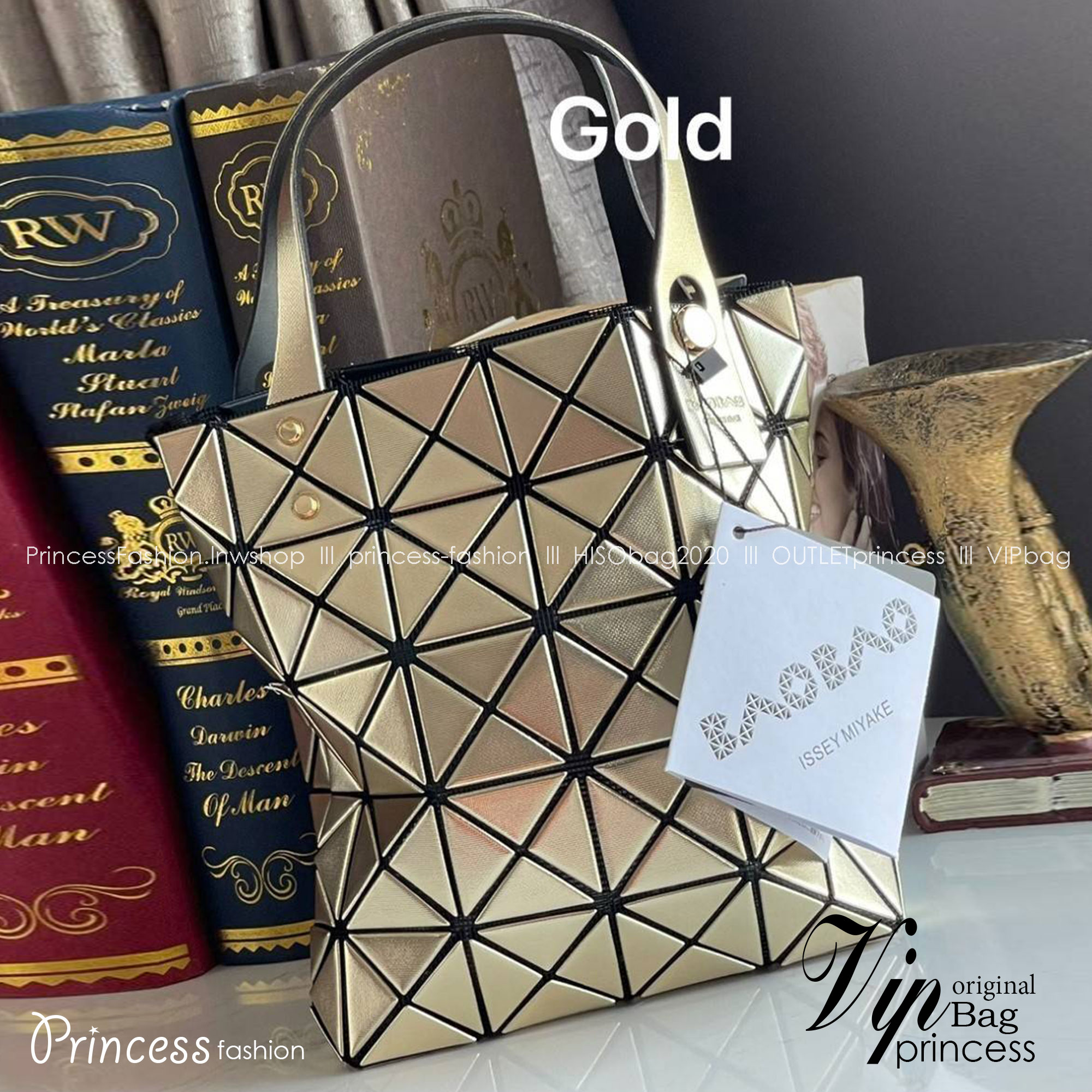 BAO BAO ISSEY MIYAKE PLATINUM COFFRET สะท้อนแสงเพื่อสร้างสินค้าระดับพรีเมียมที่ให้ความเงางามที่เหนือกว่า เพิ่มความหรูหราและโดดเด่นให้กับ เพราะมีความแวววาวและเป็นประกาย