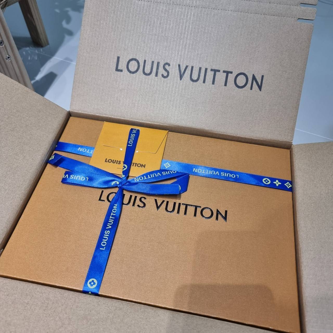 LV croissant denim bag กระเป๋าทรงครัวซองต์ ใหม่ล่าสุด สวยชิค ฉ่ำก่อนใคร ด้วยดีไซน์สุดเก๋แบบทำถึง เพิ่มดีเทลน่าใช้ด้วยใบลูก ที่แยกออกมาใช้ได้