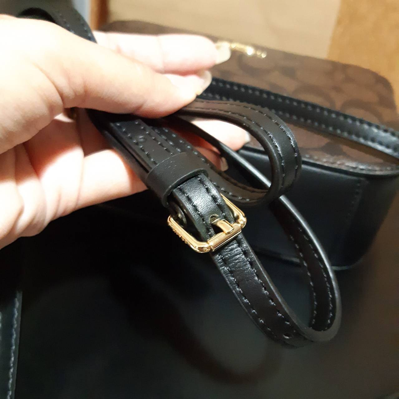 COACH 91677 MINI CAMERA BAG IN SIGNATURE CANVAS ขายดีที่สุด!! กระเป๋าสะพายข้างไซส์มินิ คลาสสิคอยู่ทรง อะไหล่ทองตัดดูหรู วัสดุหนังแคนวาสเคลือบลาย เปิด-ปิดด้วยซิป สายสะพายปรับได้ตามตัว ใบนี้แมทช์ได้ทุกลุค ใช้เป็น everyday bag ได้สบายๆเลยจ้า