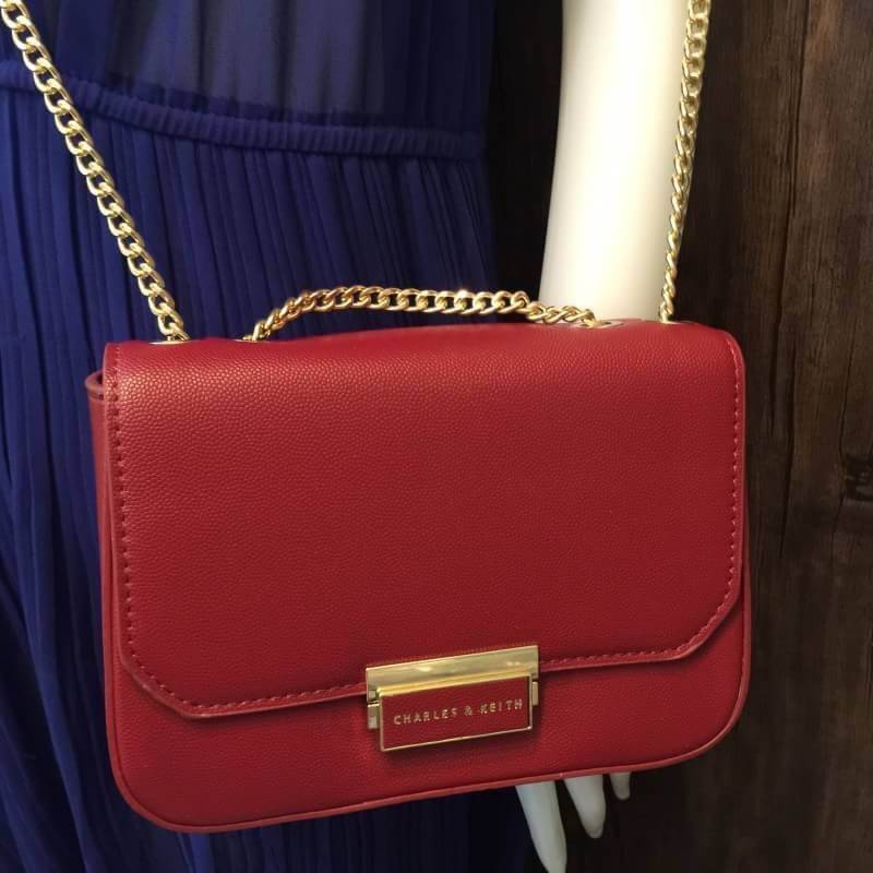 New! 2018 CHARLES & KEITH PUSH-LOCK CHAIN SLING BAG กระเป๋าสะพายโซ่ ทรงสวยสไตล์คุณหนู หนังpuลายคาเวียร์ ทรงแข็ง ฝาเปิด-ปิดด้วยตัวล็อคปั๊มโลโก้ ภายในมีช่องซิปเล็ก 1 ช่อง และช่องใส่บัตร สามารถใส่ iphone+ และของจุกจิกเพิ่มเติมได้ ด้านหลังมีช่องเล็ก 1 ช่อง สะ