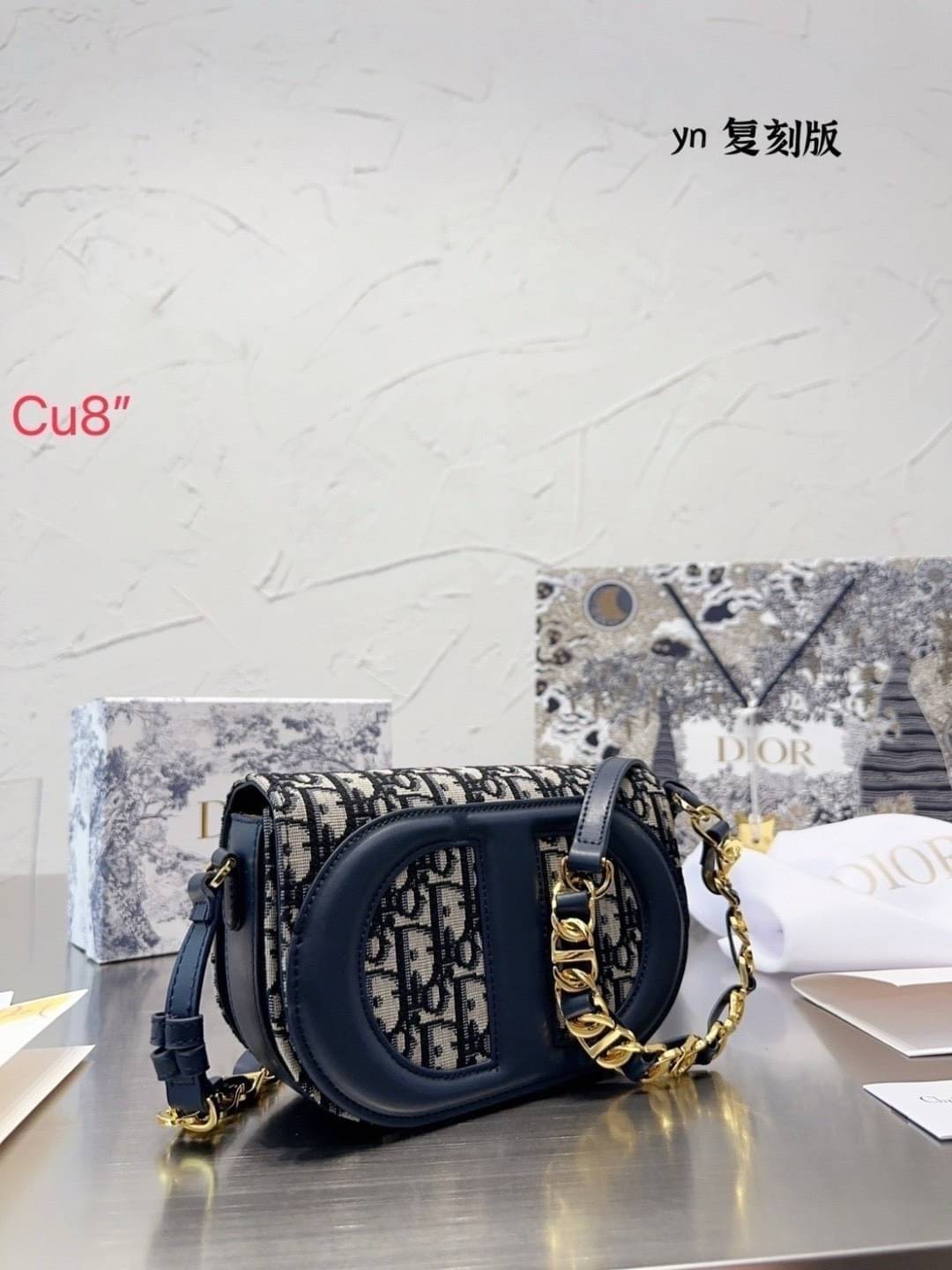 DIOR CD SIGNATURE BAG WITH STRAP กระเป๋าสะพายซิกเนเจอร์ ไอเท็มมาแรง ที่สวยแซ่บไม่มีไม่ได้เลย ไอเท็มมาแรง ที่สวยแซ่บไม่มีไม่ได้เลย โดดเด่นด้วยโลโก้เอกลักษณ์ สายสะพายมีดีเทลหรูสุดๆ