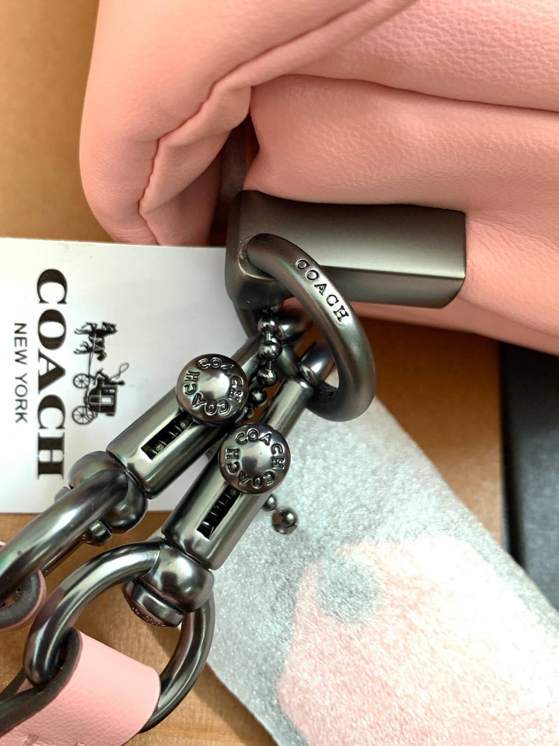 น้องสวยมากก สินค้าจริงสวยกว่าในรูป ไม่จกตาค่ะ! COACH PILLOW TABBY SHOULDER BAG 18 ((C3880)) 📣 พร้อมส่งที่ไทย คุณภาพเกินราคา! กระเป๋าหิ้ว//สะพายแบบครอสบอดี้ร์ 🔺หนัง nappa อย่างดี หนานิ่ม นุ่มมากๆ หลงรักน้องแน่นอน ✔️ใช้โลโก้แบรนด์รุ่น