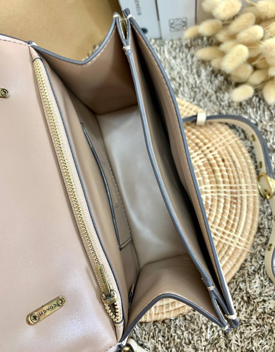 ใบจริงสวยหรูมากๆค่ะ💥 COACH ALIE TOP HANDLE IN SIGNATURE JACQUARD ((C4822)) พร้อมส่งที่ไทยค่ะ! กระเป๋าหิ้ว//สะพายข้าง วัสดุ Jacquard+หนังแท้ได้ลงตัวสวยงามมากๆค่ะ คลาสสิคสุดๆ เปิดปิดกระเป๋าแบบกดล็อค ช่องหลักกางออกได้กว้างสามารถใส่กระเป๋าเงินใบกลางได