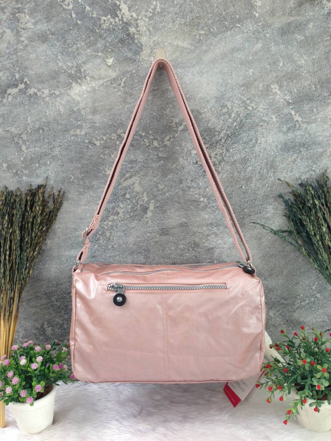 กระเป๋าสะพาย KIPLING รุ่น Reth วัสดุไนล่อนคุณภาพดี มาพร้อมดีไซน์ทันสมัย และสามารถใช้งานได้อย่างดี เข้ากับทุกการแต่งตัว โดดเด่นด้วยพื้นที่ภายในและช่องต่างๆ ที่ให้คุณจัดเก็บของสำคัญได้ครบถ้วน ไม่ว่าจะเป็นมือถือ ปากกา หรือไอเท็มจำเป็นของคุณ สายสามารถปรับและถ