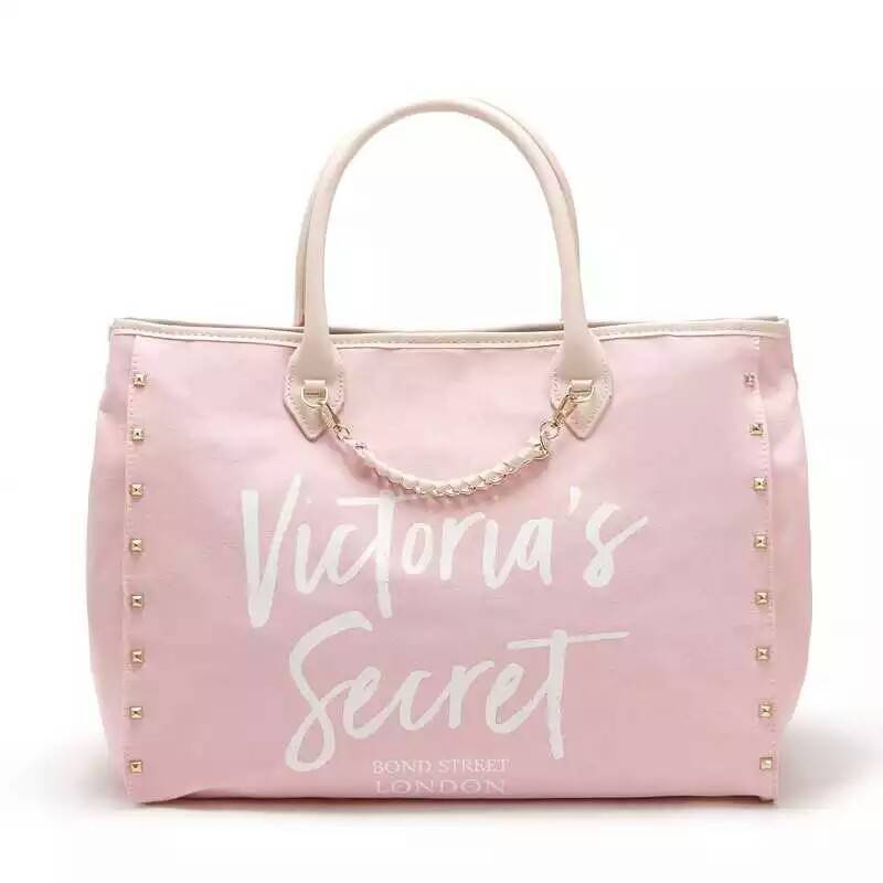 Victoria's Secret Canvas tote bag New Arrival กระเป๋าถือหรือสะพายทรง tote size L ใบใหญ่จุใจ วัสดุ Canvas หนา ด้านหน้าประดับโซ่ทอง สลับหนัง พร้อมสกรีนแบรนด์ Victoria's Secret และ ประดับหมุดด้านข้างเท่ๆห์เพิ่มดีเทล ปรับใช้ได้สองทรงค้า ภายในกว้างมี