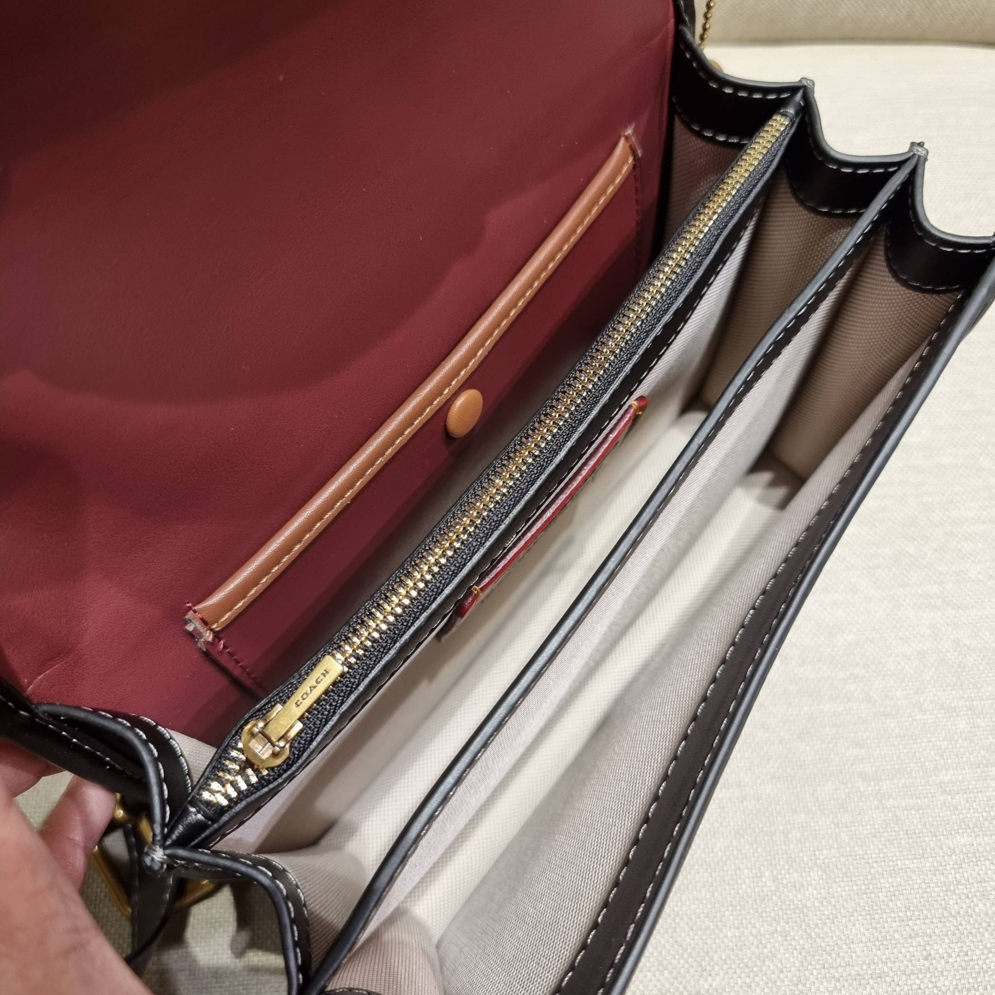 COACH C8449 HERO SHOULDER BAG / COACH C8450 HERO SHOULDER BAG IN SIGNATURE CANVAS ดีไซน์ใหม่ล่าสุด ที่มาพร้อมความหรูยกระดับ กระเป๋าถือ/สะพายข้าง ออกแบบทรงสวย คลาสสิค ขนาดกำลังพอดี ไม่ว่าจะถือ หรือสะพายสายครอส ก็ดูดีแบบไม่ต้องแต่งเติม วัสดุหนังแท้เต็มใบ ฝา