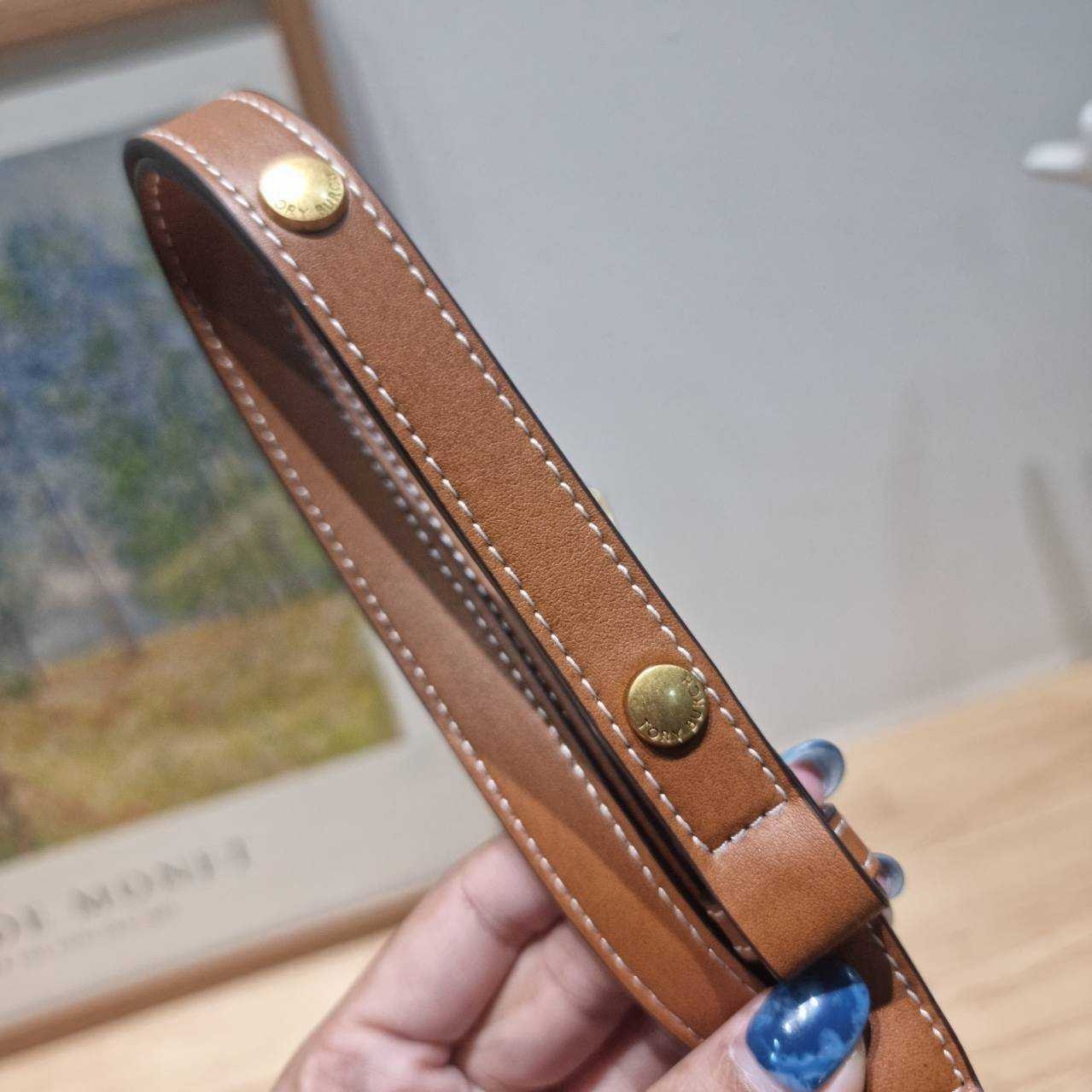 TORY BURCH T MONOGRAM CRESCENT BAG คอลเลคชั่นใหม่มาแรง! สมแก่การรอคอยในสไตล์ทีโมโนแกรมอันเป็นเอกลักษณ์ รูปทรงสวยโดดเด่น สะพายง่ายคล่องตัว