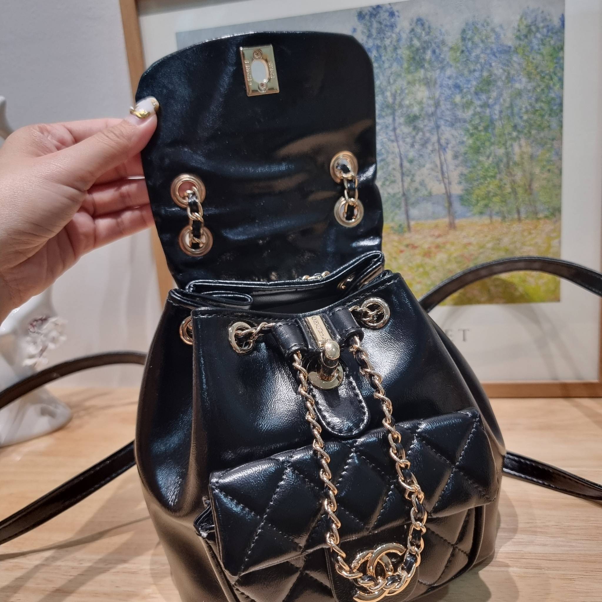 Chanel mini duma backpack กระเป๋าเป้ ไซส์มินิ สุดฮอต น่ารักน่าใช้สุดๆ ไอเท็มยอดฮิต รูปทรงทันสมัย ดีเทลความสวยมากมาย ทั้งสายรูดเก็บปาดกระเป๋า หรือจะช่องเปิดด้านหน้า ก็ดูหรูไปหมด ภายในโล่งกว้าง ใส่ของสำคัญได้