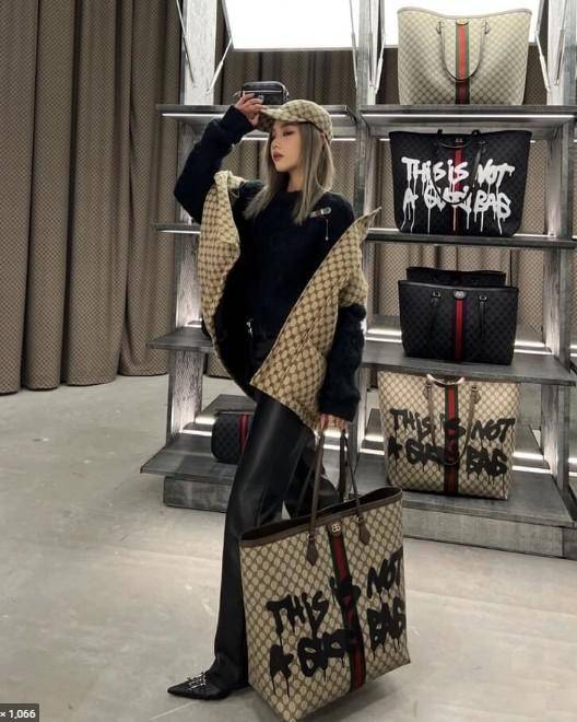 Gucci x Balenciaga The Hacker Project Graffiti Tote กระเป๋าช้อปปิ้งทรงโท้ท โดดเด่นด้วยลวดลายเพ้นท์กราฟฟิตี้ ใบใหญ่ จุสัมภาระได้อย่างจุใจ