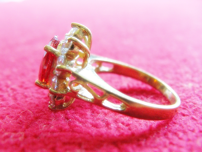 สินค้าหมดค่ะ แหวนทับทิมแดงทองเหลืองล้อมเพชรแบบผู้หญิง(ราศีกรกฎ)แบบเล็กค่ะ