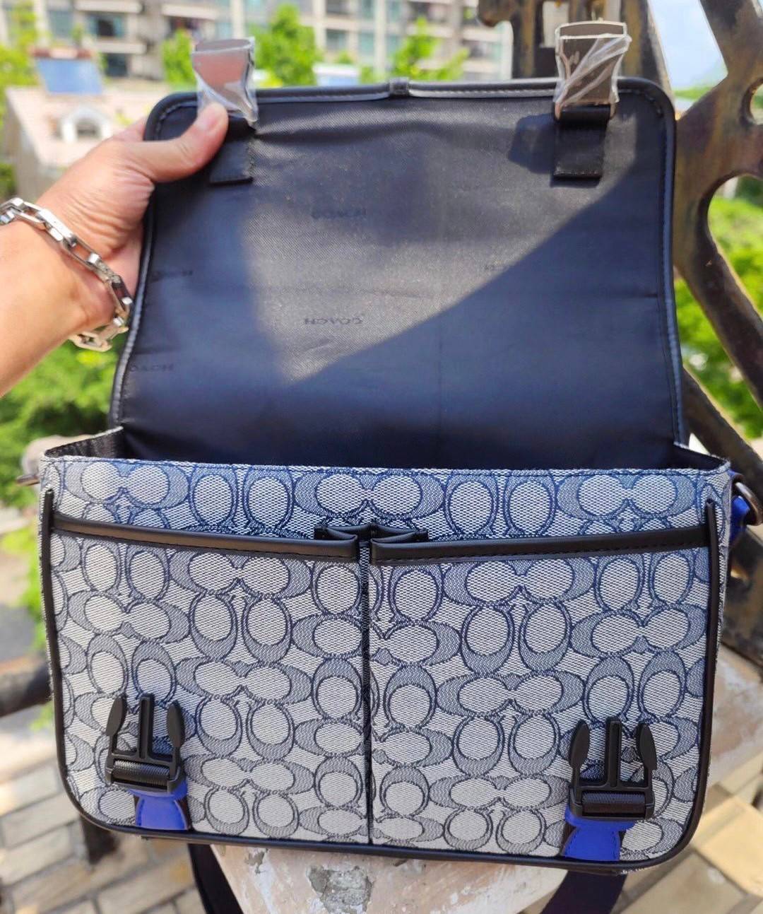 Coach C9158 League Messenger Bag Crossbody Sling Bag ใหม่ล่าสุด คอลที่หนุ่มๆก็ต้องใจละลายไม่แพ้สาวๆ กับกระเป๋าสะพายทรงแมสเซนเจอร์ ดีไซน์ทรงคลาสสิคใช้งานง่าย ดีเทลน้อยแต่มาก!! ดูดีดูแพงเกินเบอร์ไปเลย ภายในเป็นช่องโล่ง มีช่องแยก แบ่งสัดส่วนได้ดีมากๆ มาพร้อม