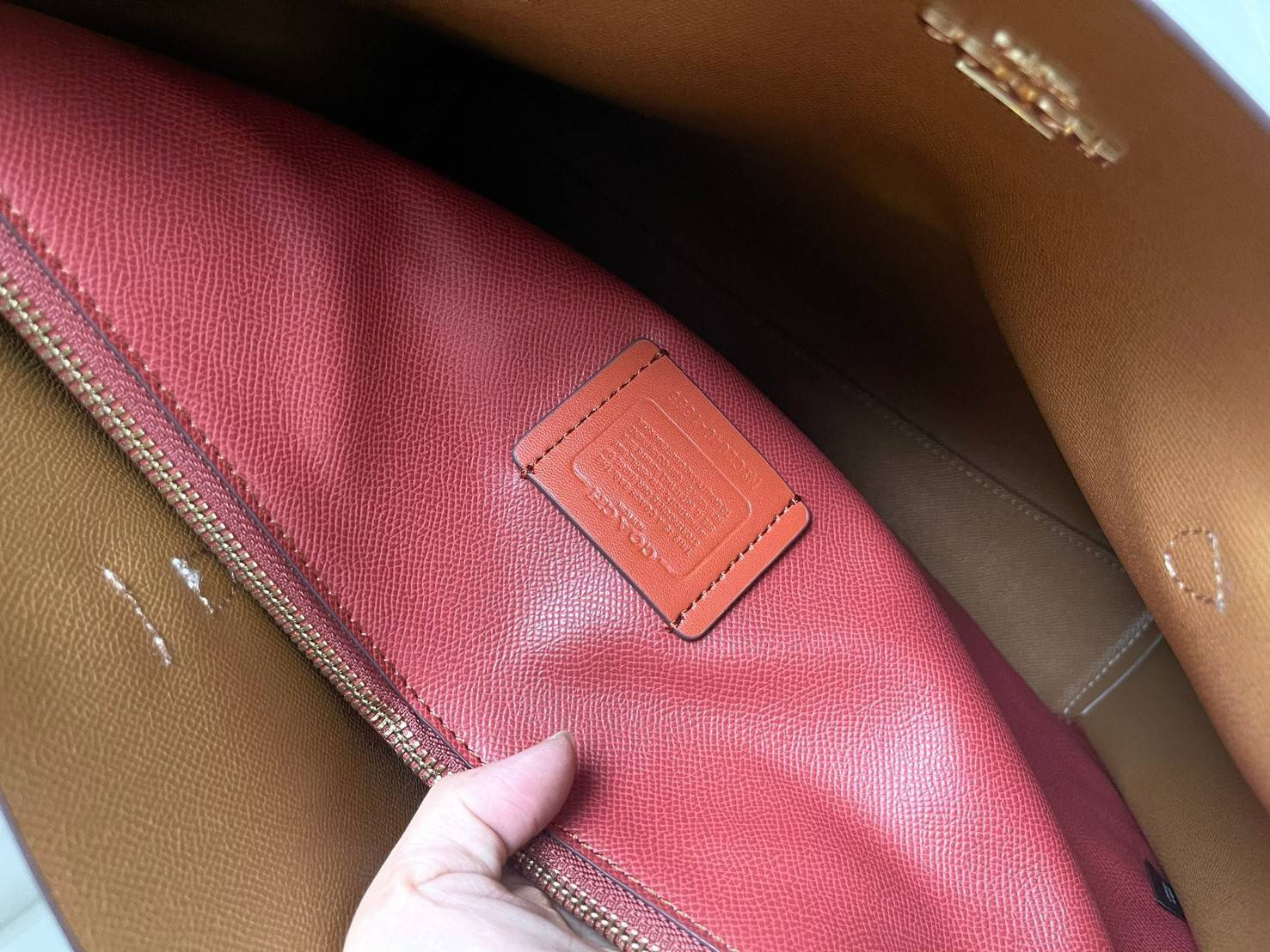 ของแท้ 💯% Coach Signature Tote bag อีกหนึ่งรุ่นฮิต ให้พื้นที่จุของกว้างขวาง เป็นTote Bag รุ่นฮิตอีกรุ่นหนึ่งของ Coach ที่เชื่อว่าต้องเคยผ่านตาสาว ๆ มาก่อนแน่นอนค่ะ