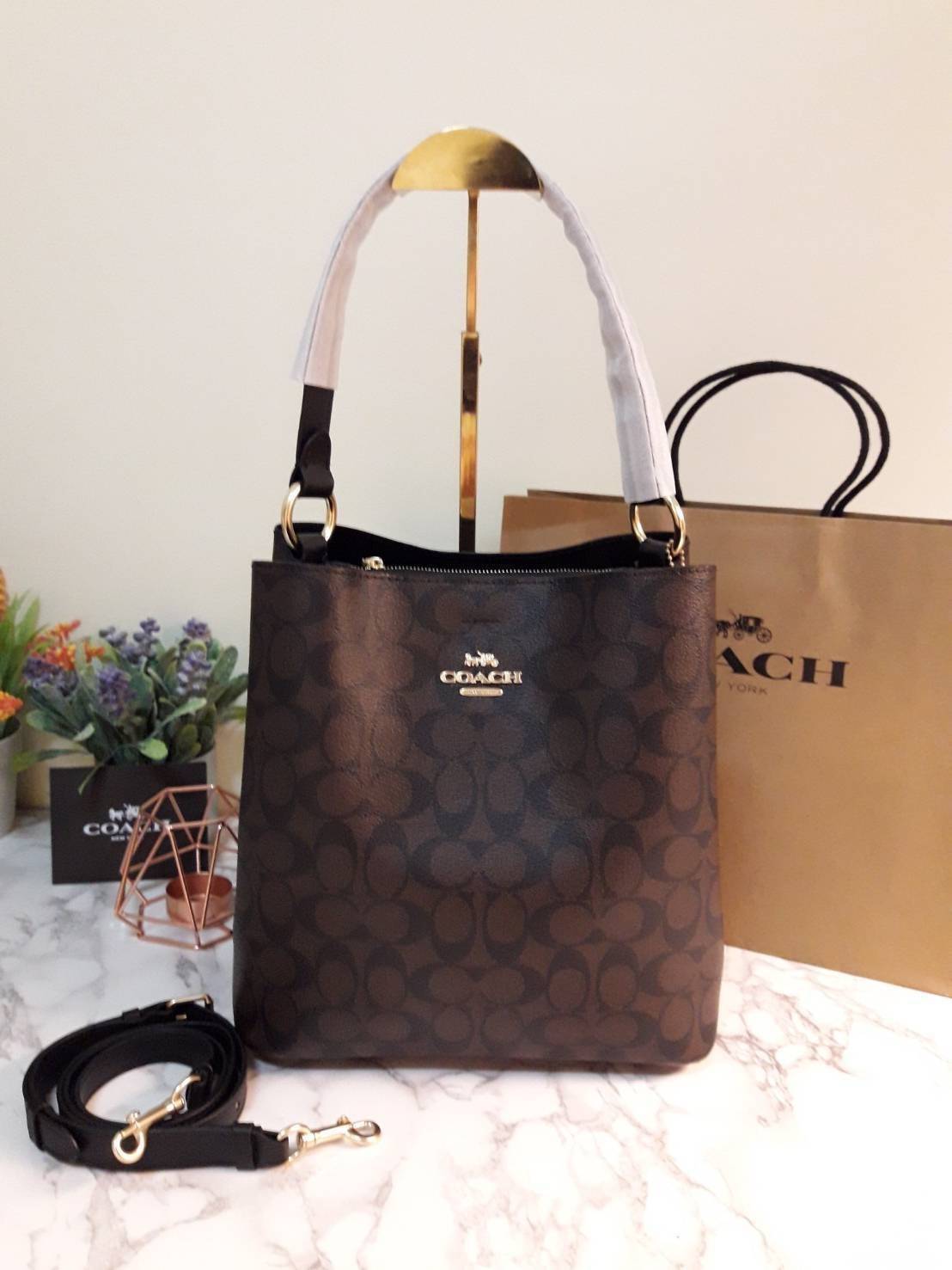 ใบใหญ่ 10" COACH TOWN BUCKET BAG IN SIGNATURE CANVAS (COACH 91512) 🌺 เป็นสีที่ขายดีมากๆ และหายากมากๆด้วย!! //ขนาด 10 นิ้ว ใส่ของได้จุใจ!! //กระเป๋าสะพายข้าง //วัสดุหนังแคนวาสอย่างดี หนังสวย อยู่ทรง มีสายสะพายยาว ใช้สะพายเป็นคลอสบอดี้ได้ สายยา