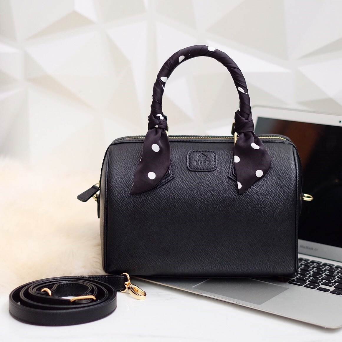 รุ่นขายดี สีดำ ผ้าพันลาย Polka dot เข้าเพิ่มละค่า ตัวนี้หนังลาย Epsom สวยหรู เวอร์วังมากคะ มาพร้อม ผ้าพันกระเป๋าเข้า set 😘🙏🏻 👜ดีเทลกระเป๋า 🌵สินค้าขายดี ขนาด มินิ สวยมากคะ >> รุ่น KEEP leather Pillow bag สวย น่