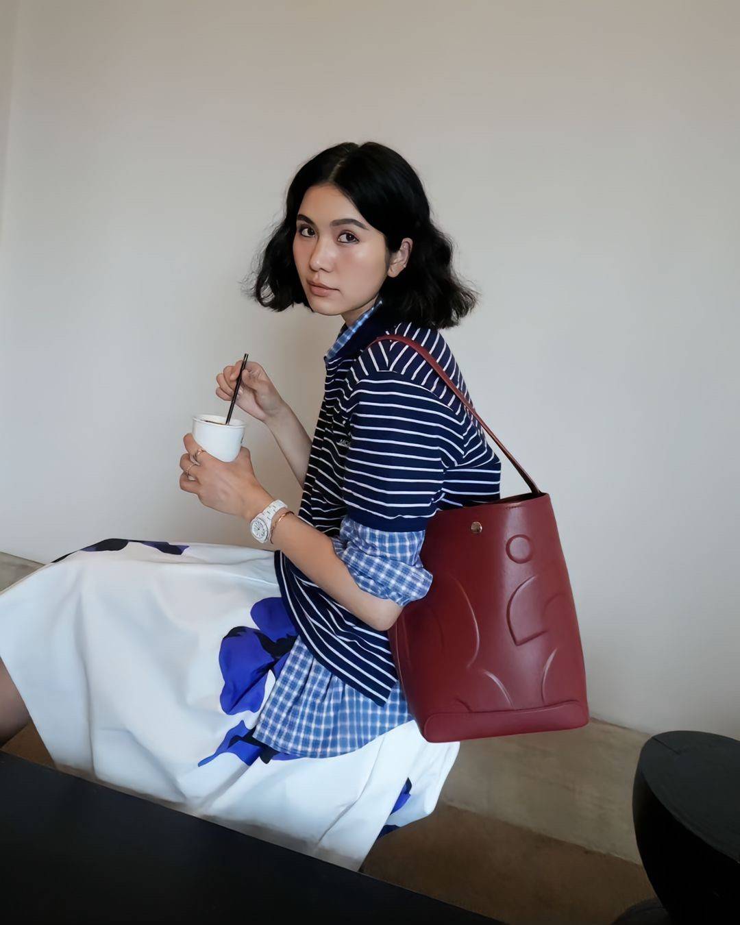 Rally The Bag Whisper กระเป๋าทรงบัคเก็ตงานหนังรุ่นใหม่ ฮอทติดลมบน มาแรงสะพายกันทั่วบ้านทั่วเมือง สายแบกสายขนห้ามพลาดจุของได้เยอะ รุ่นหนังผิวสัมผัสนิ่มมือ ทนทานและจุสิ่งของได้ครบครัน โดดเด่นด้วยโลโก้ตัวนูน