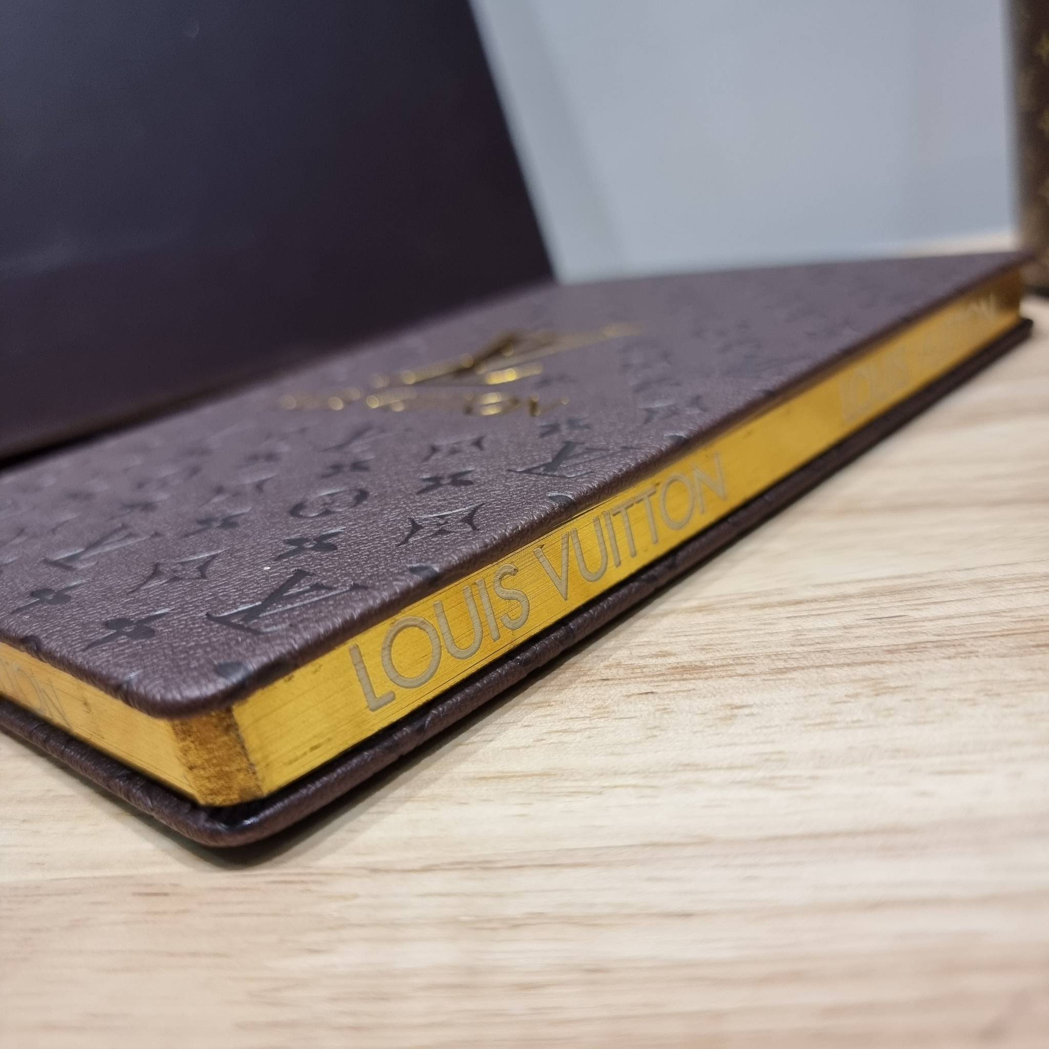 LV tumblr With digital temperature display SET Booknote / LV gift box สุดยอดไอเท็มใน box set ที่เหมาะแก่การเก็บสะสม หรือจะส่งให้เป็นของขวัญในช่วงปีใหม่ก็ดีงามที่สุด จัดมาให้ทั้งสมุดจดบันทึกเล่มลิมิเต็ด ที่ตัดขอบกระดาษด้วยสีทองหรู ปากกาเข้าเซ็ท และกระบอกน้