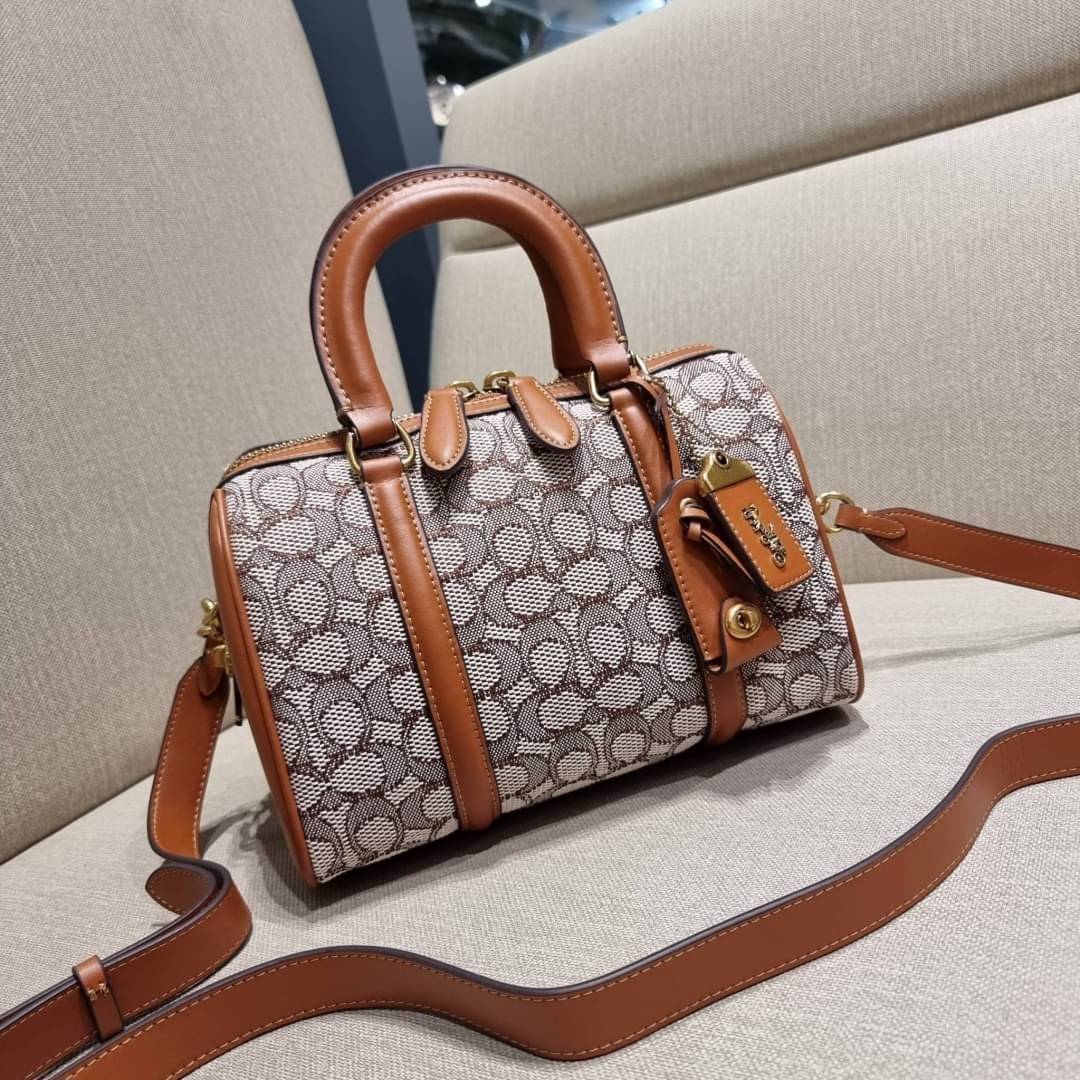 COACH C8529 RUBY SATCHEL 25 IN SIGNATURE TEXTILE JACQUARD ใหม่ก่อนใคร ไม่ต้องรอพรี! กับกระเป๋าทรงหมอนดีไซน์ใหม่ ใบใหญ่ แต่น้ำหนักเบา ด้วยวัสดุผ้า jacquard ถักทอลายซีเอกลักษณ์ ตัดสลับหนังแท้ เพิ่มดีเทลความหรู มาพร้อมหูจับในตัว และสายสะพายครอสสีเข้ากับตัวกร