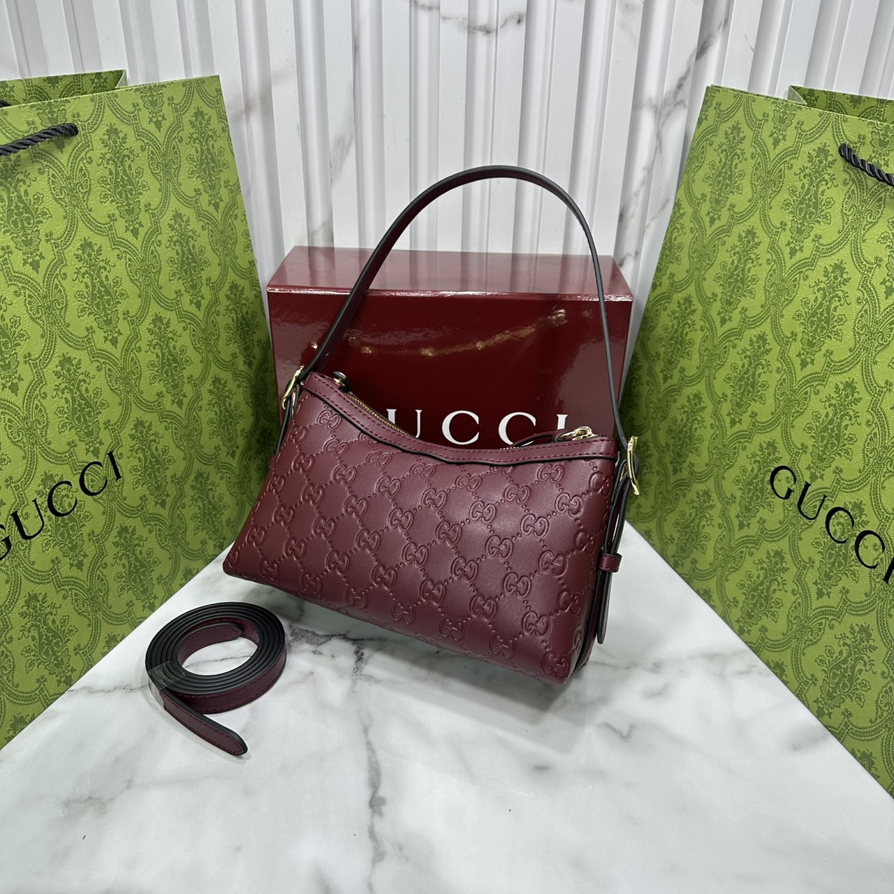 ORI หนังแท้ | Gucci GG Emblem small shoulder bag กระเป๋าสะพายทรงพอช ถือ/คล้องไหล่เก๋ๆหรือสะพายข้างได้ ทรงสวยคลาสสิค มีอะไหล่ห่วงสำหรับห้อยพวงกุญแจได้ เป็นไอเท็มต้องมีและยกเป็น everyday bag ได้เลย