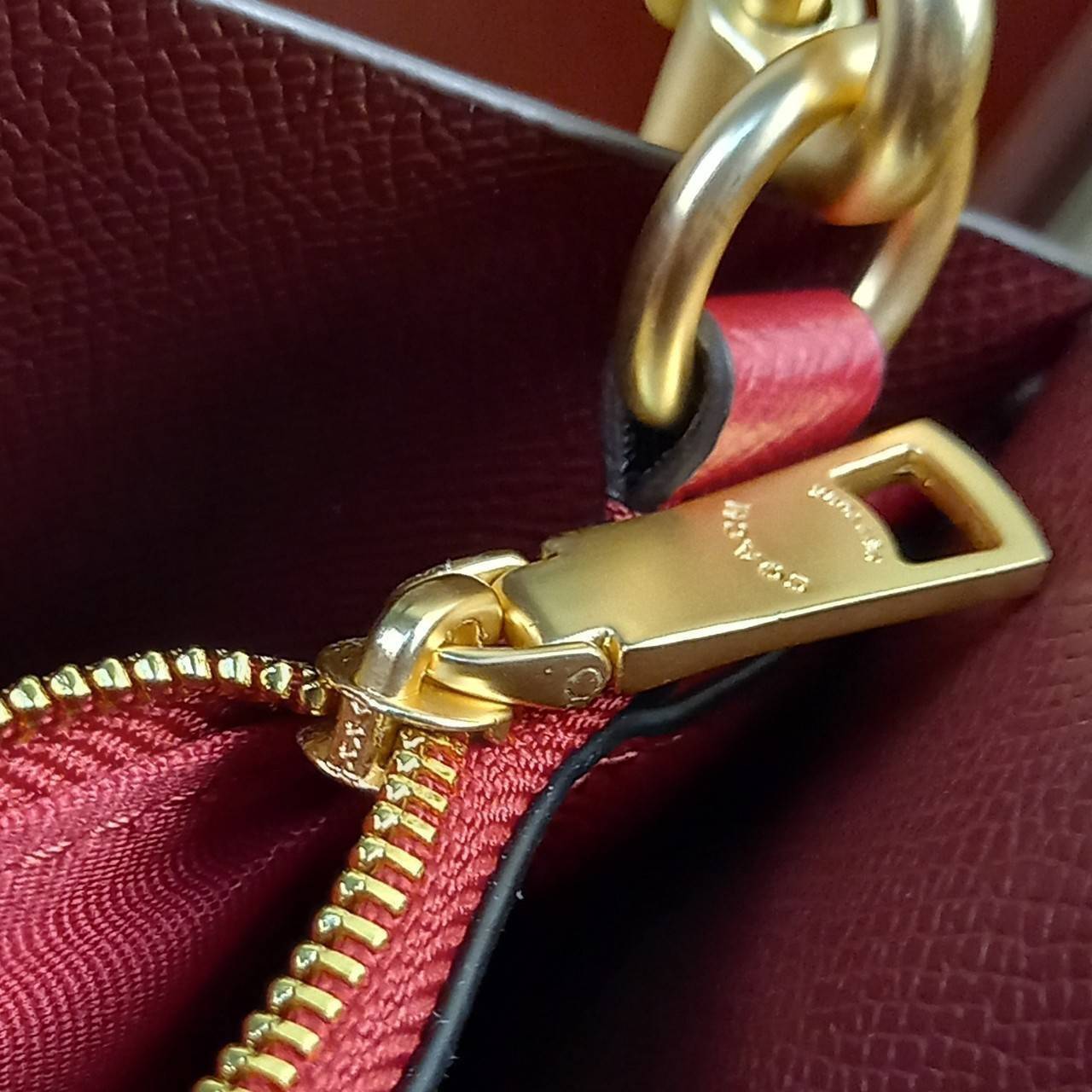 ไม่หลงรัก ทำไงไหว!! COACH MOLLIE TOTE 25 IN SIGNATURE CANVAS WITH SNOOPY (COACH C4250) กระเป๋าถือ กระเป๋าสะพาย รุ่นฮิต พิมพ์ลาย น่ารักเกินเบอร์ได้อีก// ขนาดเหมาะมือ มีสายสะพายยาว ถอดและปรับระดับได้ //วัสดุแคนวาส ผสมหนังแท้ ขึ้นทรงสวย ลาย SIGNATURE ด้านในโ