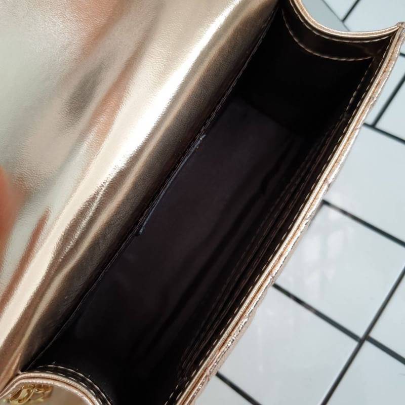 รุ่นขายดีที่สุด ** รอบใหม่ **หนังวัวแท้ สวย นิ่มมากๆค่า และ ปักลายตารางออกมาสวยมาก ** KEEP รุ่น Florence Flat bag ตัวกระเป๋าหนังแท้ นิ่ม-ตึง สุดๆ รุ่นนี้ จะมี 2 ขนาด คือ mini และ classic ไซด์