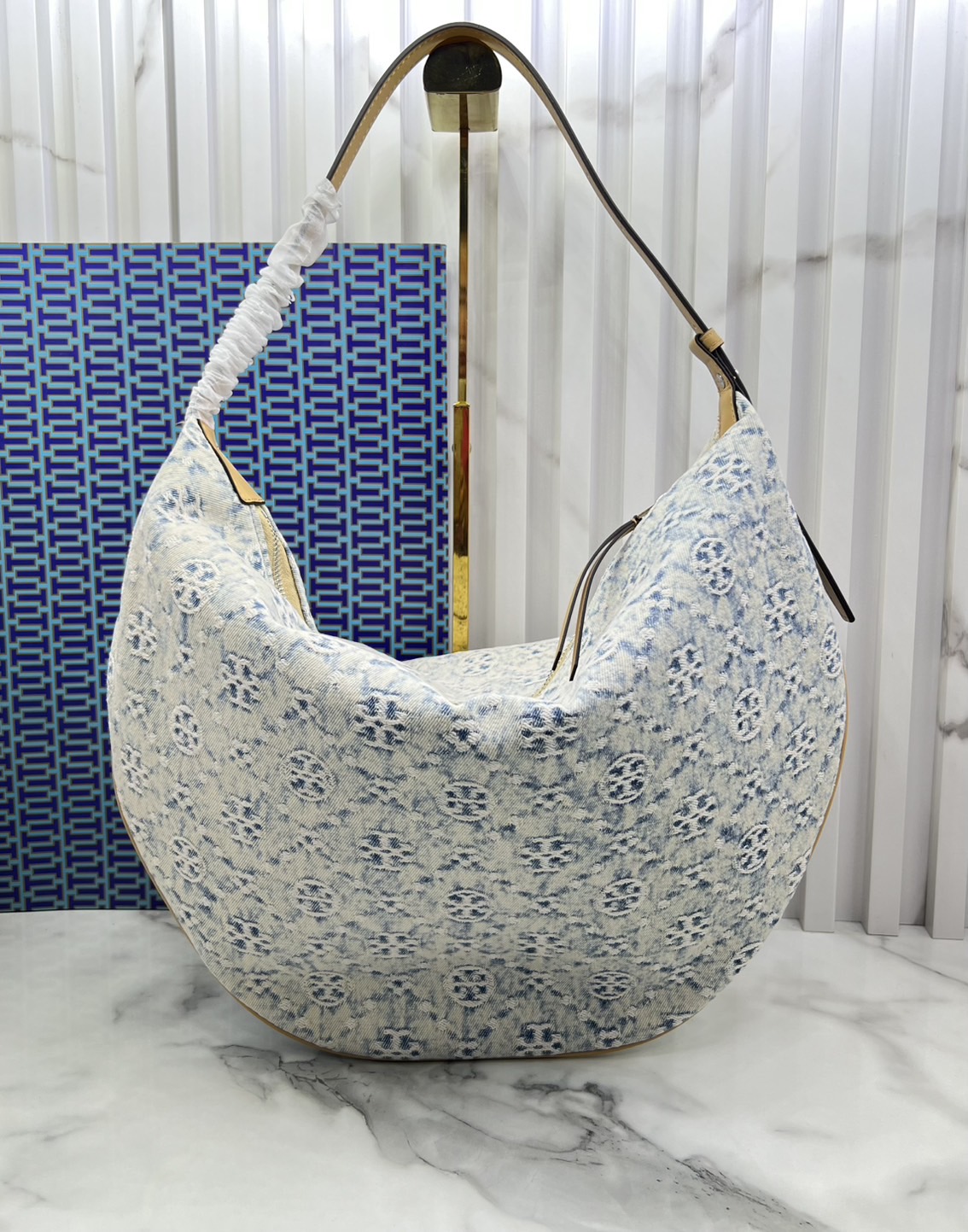 ORI หนังแท้ | Tory Burch T Monogram Balloon Bag 40cm กระเป๋าสะพายทรงโฮโบใบใหญ่ ถือหรือคล้องไหล่รูปทรงใหม่บอลลูนสวยหรูด้วยลายโมโนแกรมเต็มใบ ภายในโล่งกว้างจุของได้เยอะ คอลเลคชั่นใหม่มาแรง!