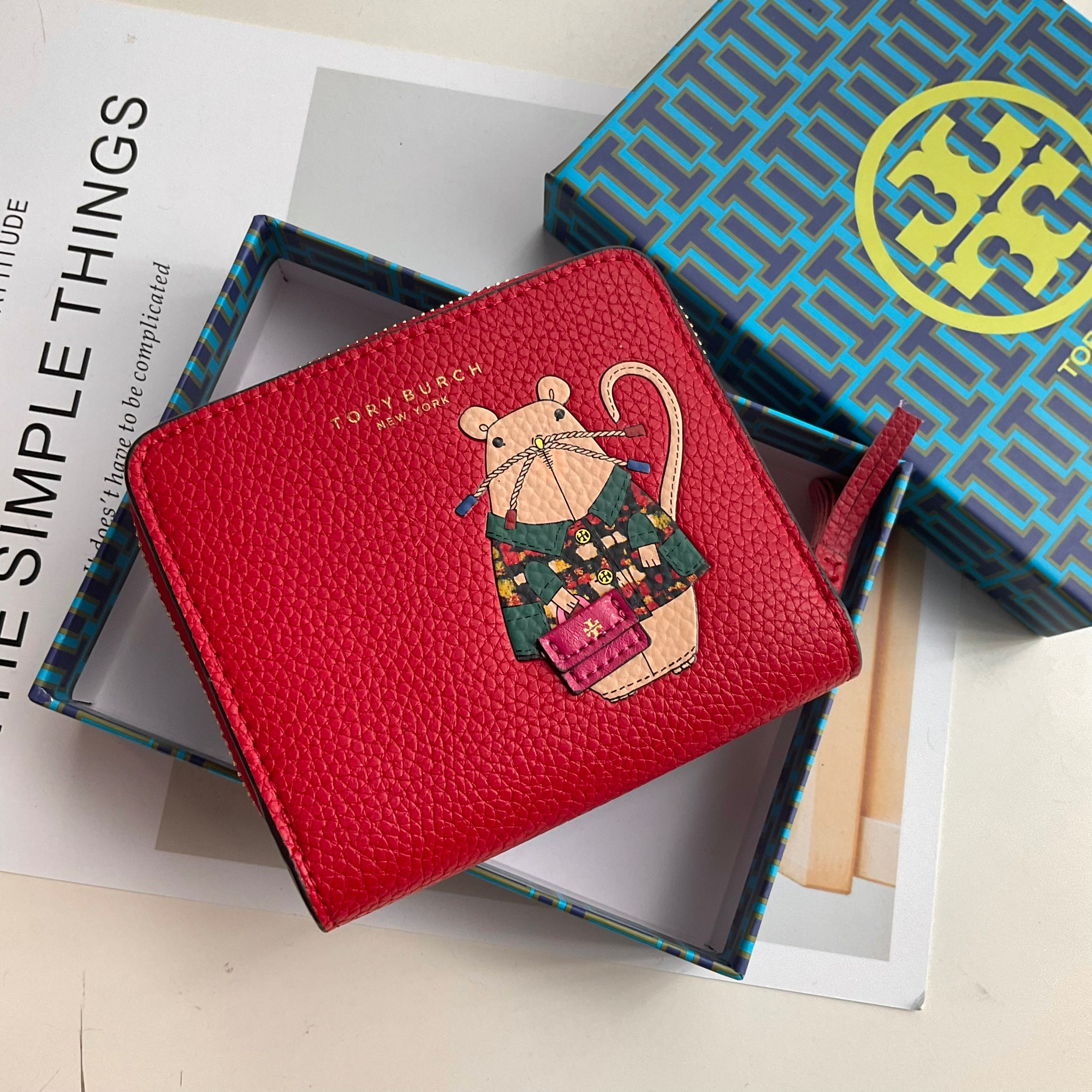 TORY BURCH LEATHER SMALL WALLET คอลเลคชั่นปีชวดจาก Tory มาในแบบกระเป๋าสตางค์ทรงสั้น เปิดใช้งาน2ด้าน มีทั้งด้านช่องซิปใส่เหรียญ และอีกด้านที่ใส่การ์ดได้มากถึง8ใบ มีช่องใส่ธนบัตร ภายในแต่งสี multi-color ดูมีสีสัน วัสดุ Simulation leather นิ่มสบายมือมีความเป