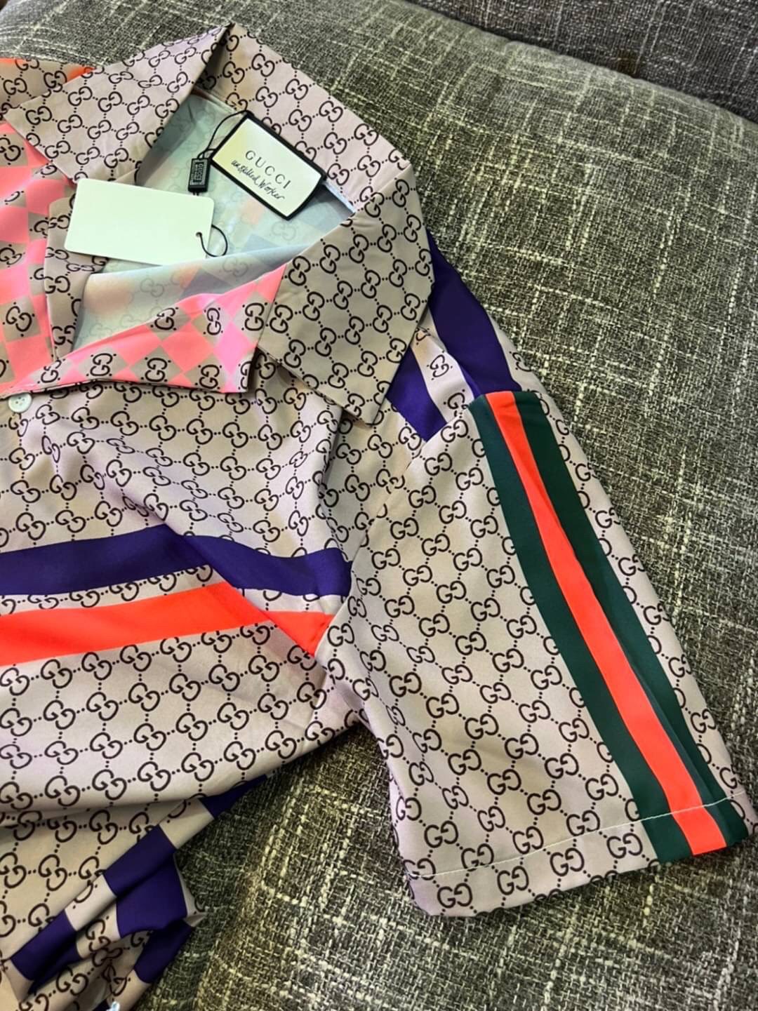 Gucci Geometric GG print bowling shirt Multicolor geometric GG print silk twill / Gucci Men's Shirts / Gucci Shirts งานเกรดออริจินอล พิมพ์ลายคมชัด มีป้ายแท็กที่คอเสื้อทุกตัว พร้อมส่งที่ไทย ภาพสินค้าถ่ายจากงานขายจริง ใช้งานต่างประเทศได้