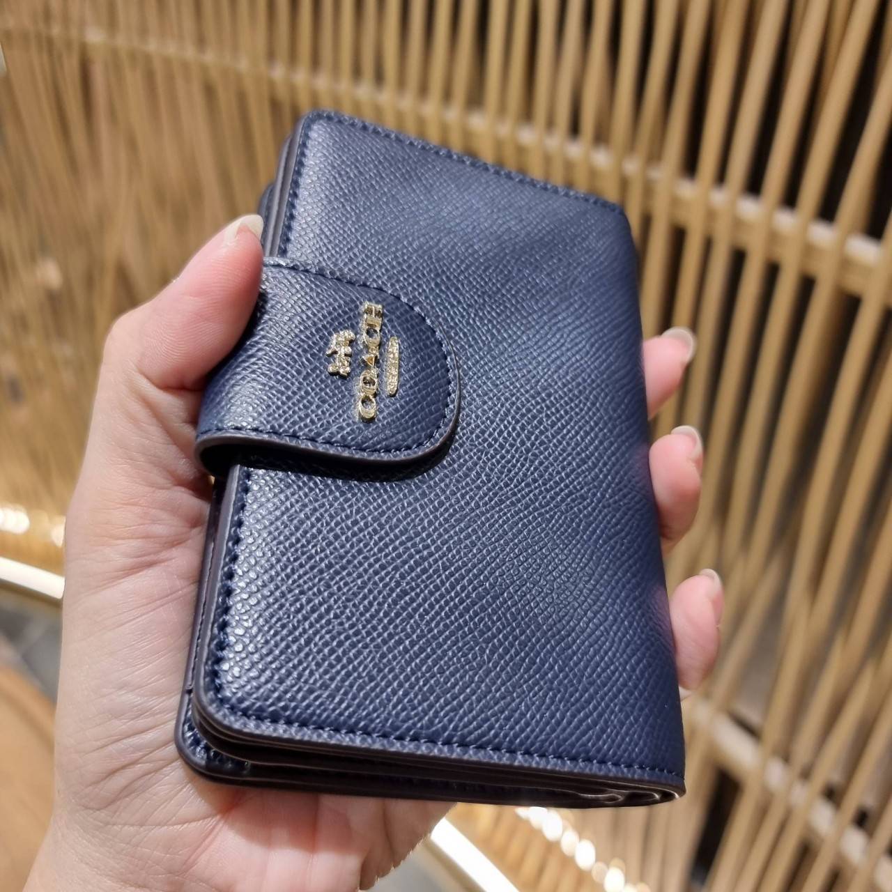 COACH 6390 MEDIUM CORNER ZIP WALLET เดอะเบสท์รุ่นที่สาวๆตามหา!! ดีไซน์ใหม่ สวยสะกด!! กระเป๋าสตางค์ใบกลาง สีคลาสสิค เรียบแต่แฝงความหรู บอกเลยว่ามันละมุนมาก!! ด้วยวัสดุหนัง crossgrain ที่ดูแลรักษาง่าย และยังดูผู้ดี ถือใช้แล้วขับผิวทุกสี ภายในมีช่องใส่บัตรแล