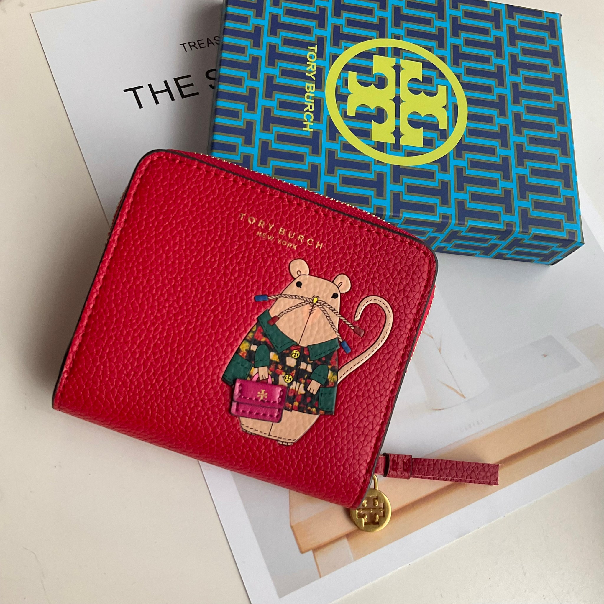 TORY BURCH LEATHER SMALL WALLET คอลเลคชั่นปีชวดจาก Tory มาในแบบกระเป๋าสตางค์ทรงสั้น เปิดใช้งาน2ด้าน มีทั้งด้านช่องซิปใส่เหรียญ และอีกด้านที่ใส่การ์ดได้มากถึง8ใบ มีช่องใส่ธนบัตร ภายในแต่งสี multi-color ดูมีสีสัน วัสดุ Simulation leather นิ่มสบายมือมีความเป