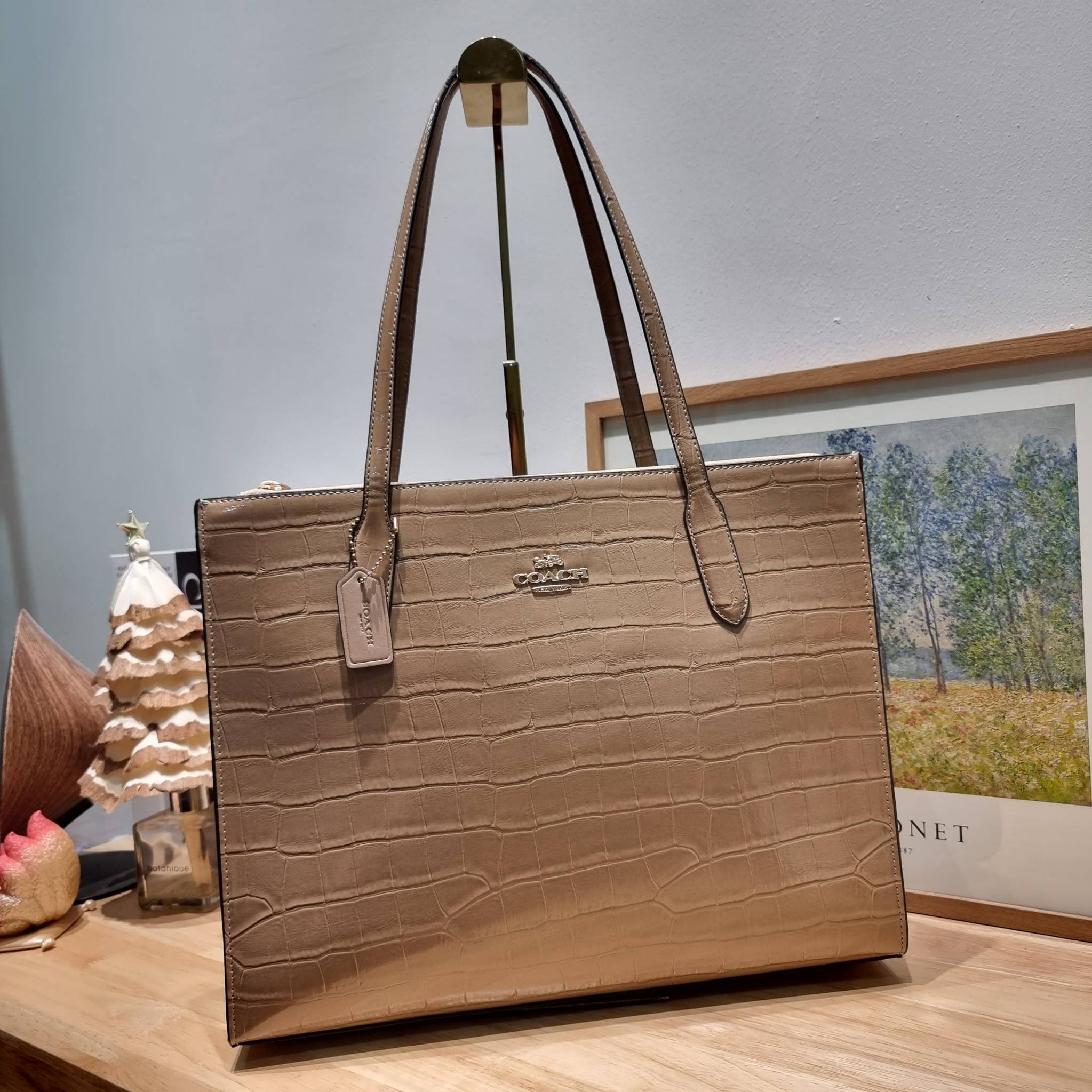 COACH NINA CARRYALL CL654 / COACH Nina Tote Bag พร้อมส่ง 2 สี กระเป๋าโท้ทสะพายไหล่ ใบใหญ่ คอลเลคชั่นใหม่ ตอบโจทย์คนที่ชอบใส่ของเยอะๆได้อย่างดี ดีไซน์รูปทรงคลาสสิค เรียบหรู