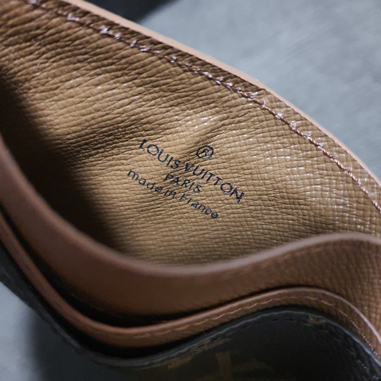 งานหรูเว่อวัง LOUIS VUITTON CARD HOLDER (GWP) 💳 ที่ใส่บัตร จากพรีเมี่ยมกิ้ฟแบรนด์หรู ดีไซน์สวยเก๋ หนังแท้ลายสวยเป็นเอกลักษณ์ ขนาดกำลังดี ใส่บัตรอย่างน้อย 7 ใบ พกพาสะดวก จะซื้อไว้ใส่บัตรใบหรู หรือซื้อให้เป็นของขวัญ ก็ควรค่าที่สุดคะ ห้ามพลาดนะคะ