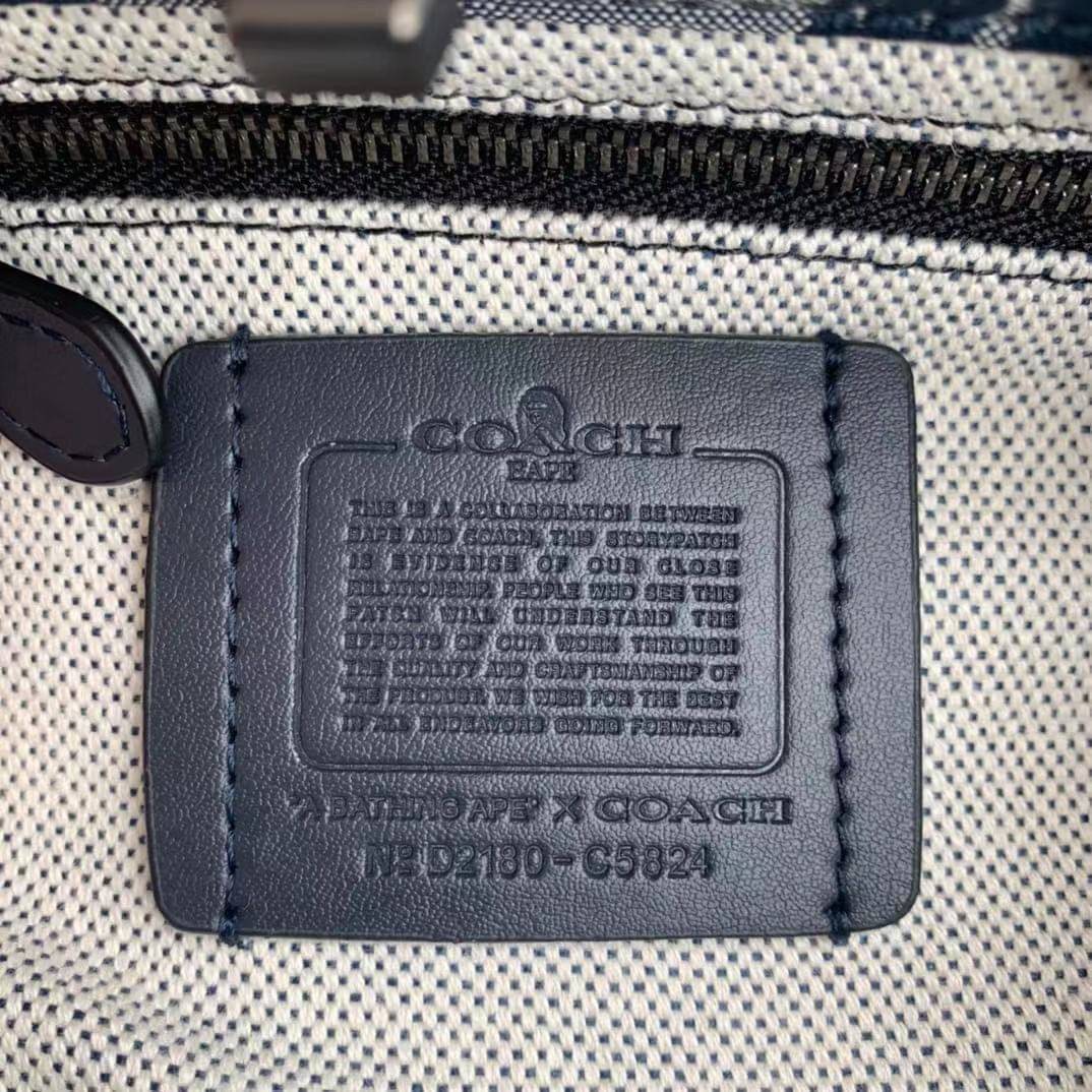 Coach Bape X Coach Tote 22 In Signature Jacquard กระเป๋าถือและครอสบอดี้โท้ทมินิไซส์ รุ่นใหม่สุดฮอต!! ใบจริงคือน่ารักม้ากกกก!! สวยอยู่ทรง มี 2 สี น่ารักน่าใช้ วัสดุหนังแคนวาส มาพร้อมหูจับในตัวและสายสะพายข้าง ถอดออกหิ้วเก๋ๆก็ได้ หรือสะพายถ่ายรูปชิคๆก็ดูดี ล