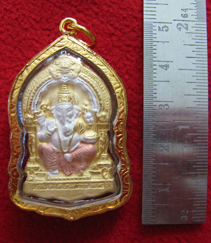 เหรียญเสมาท้าวมหาพรหมหลังพระพิฆเนศปางวิชัยคเณศ(ปางแห่งชัยชนะ)เนื้อสามกษัตริย์เลี่ยมทองไมครอนพร้อมใบคาถาค่ะ